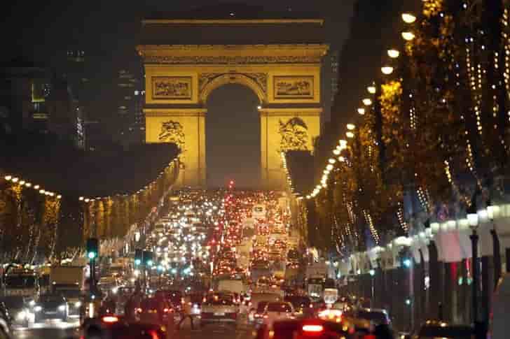 La maire de paris reclame le dernier mot sur le travail dominical
