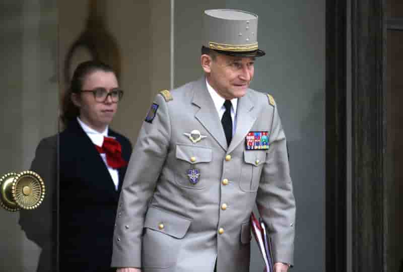 Le chef des armees exaspere par les arbitrages de l'executif