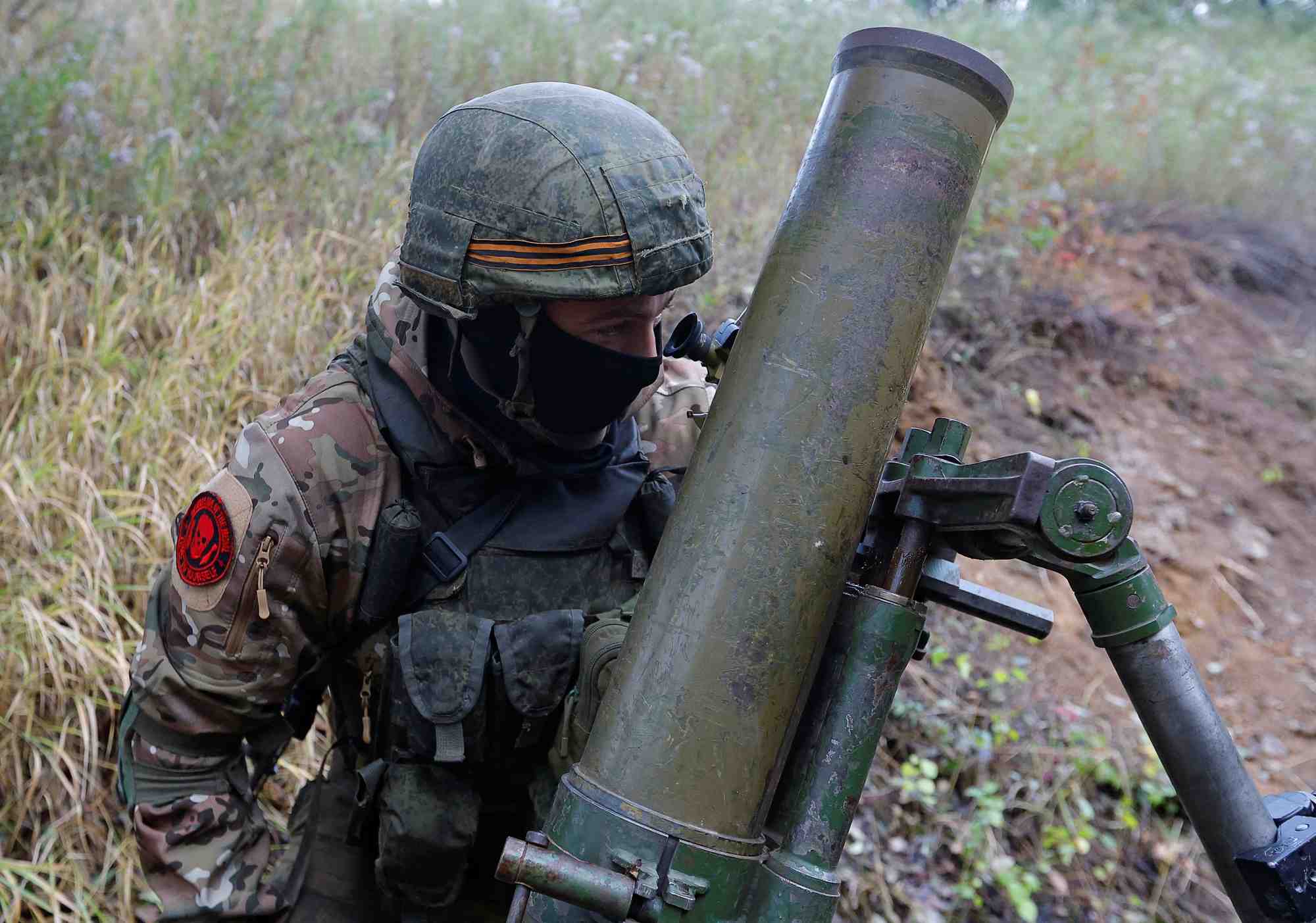 Des membres des troupes pro-russes tirent un mortier a l'exterieur de donetsk
