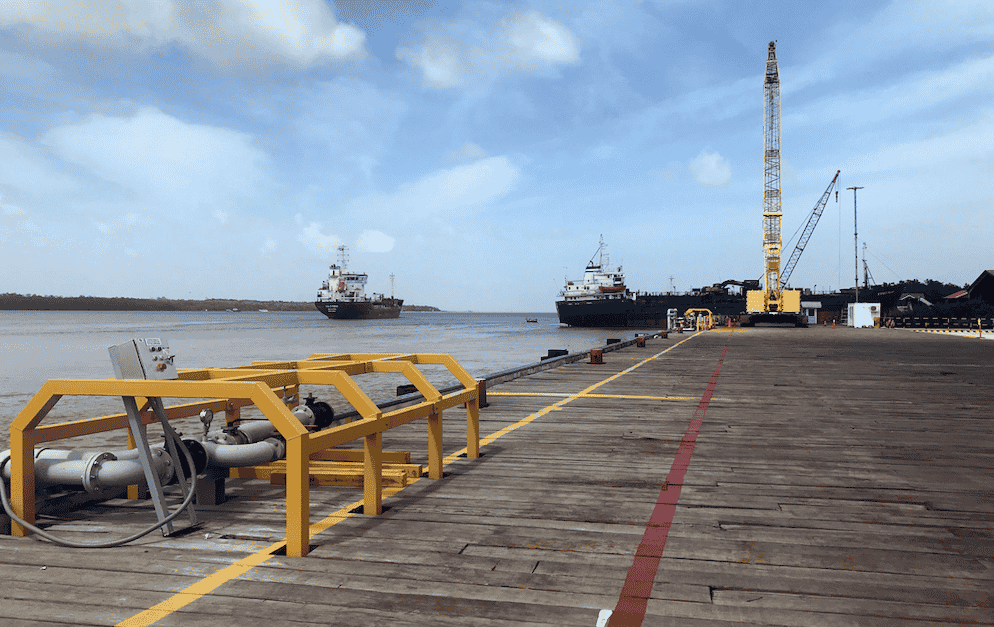 Des navires transportant des fournitures pour une plateforme pétrolière offshore exploitée par Exxon Mobil sont vus au quai de Guyana Shore Base Inc sur la rivière Demerara, au sud de Georgetown.