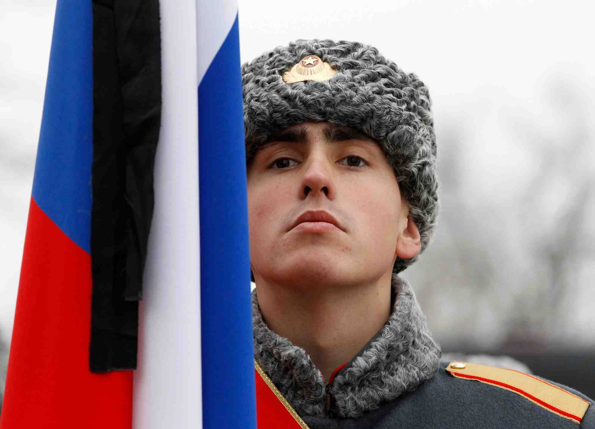 Une garde participe a des funerailles avec le drapeau russe