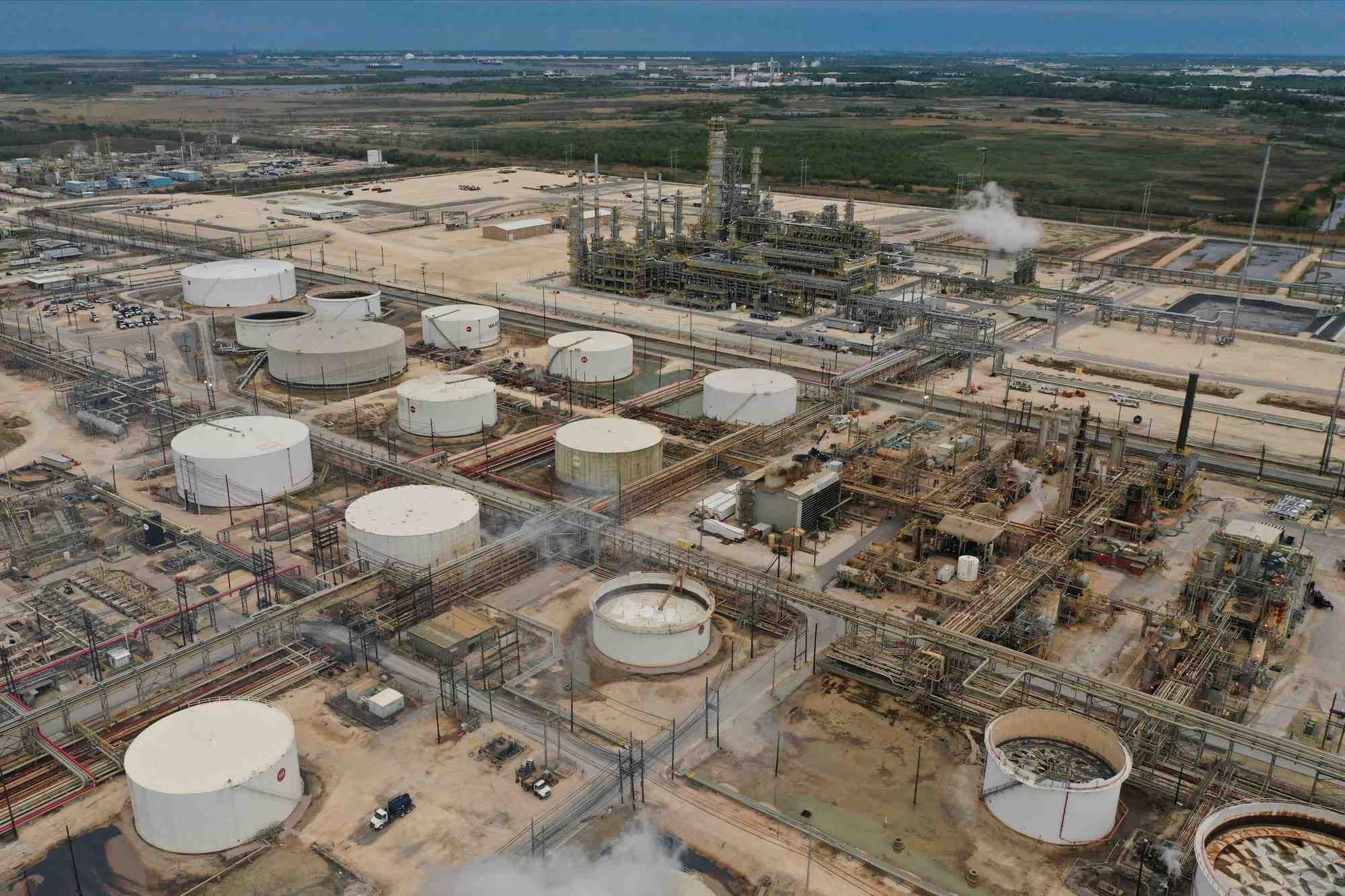 Vue aerienne des reservoirs de stockage de la raffinerie de petrole d'exxon mobil a beaumont, au texas