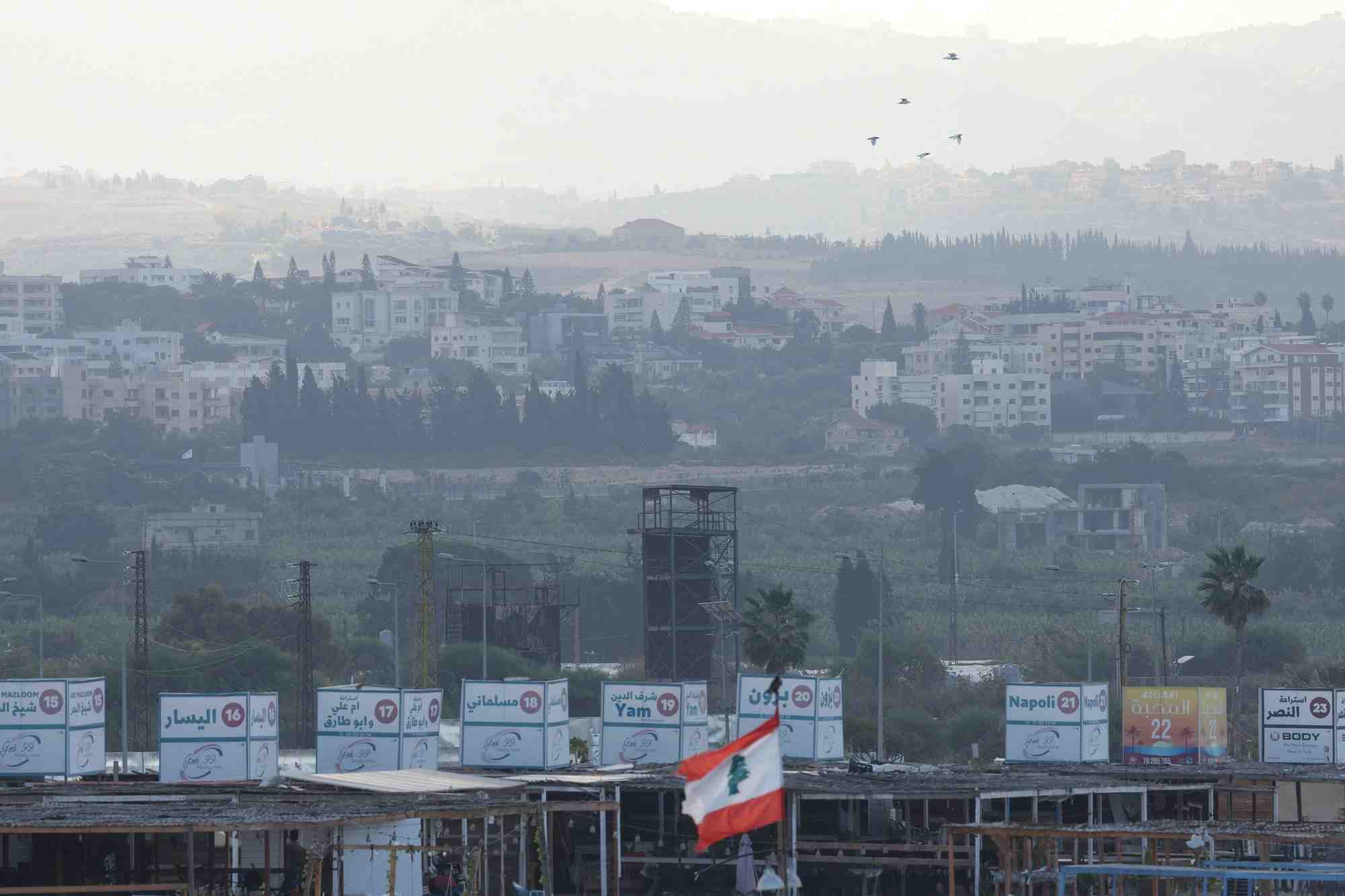 Les villages du sud libanais, vus depuis tyr, au milieu des hostilites en cours entre le hezbollah et les forces israeliennes, sud du liban
