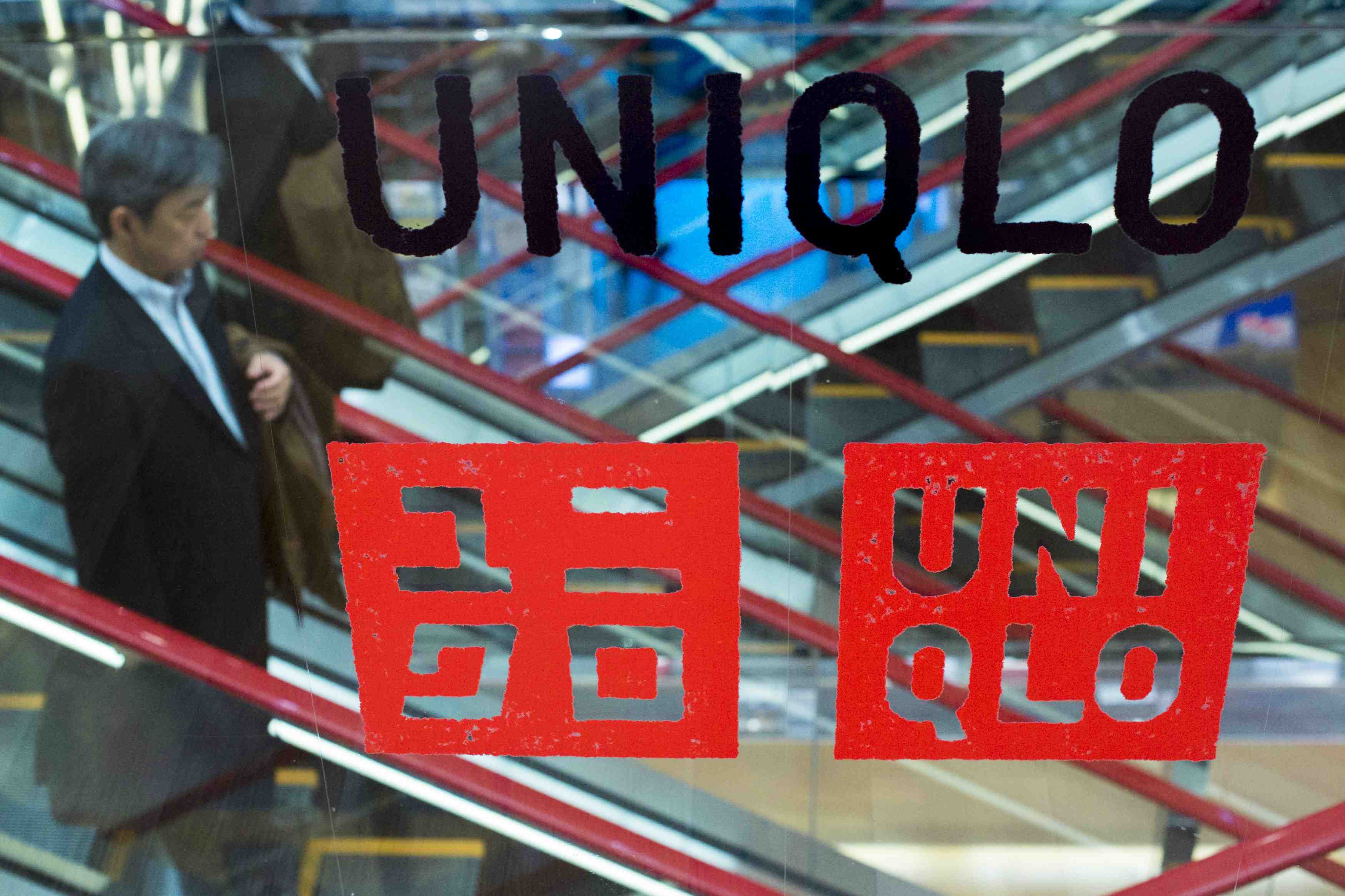 Fast retailing revoit a la hausse ses previsions de benefice annuel