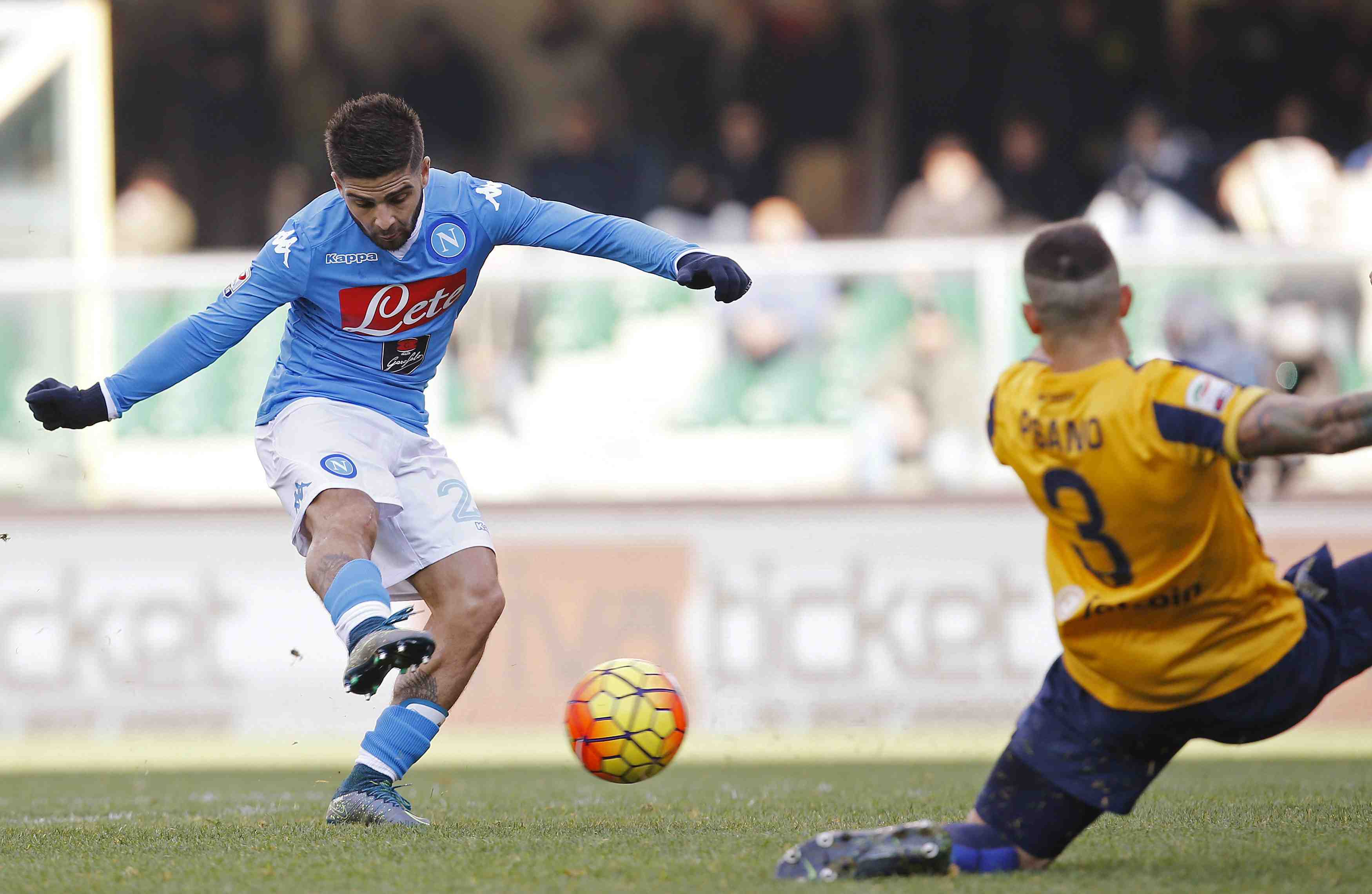 Naples prend la tete de la serie a