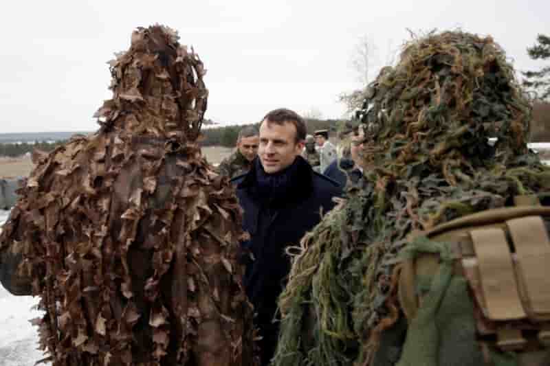 Macron prend le pouls d'une armee de terre sous tension