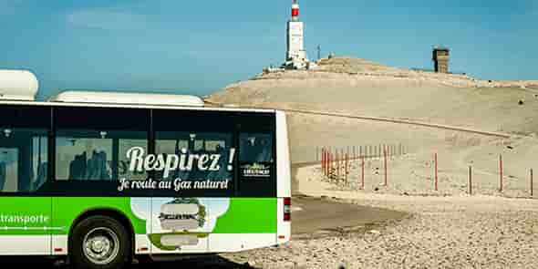 Dans l'objectif de servir une mobilité urbaine propre, GRDF accompagne les constructeurs de stations publiques de distribution de BioGNV, visant dans un premier temps les poids-lourds, les bus, les cars et les bennes à ordures ménagères.