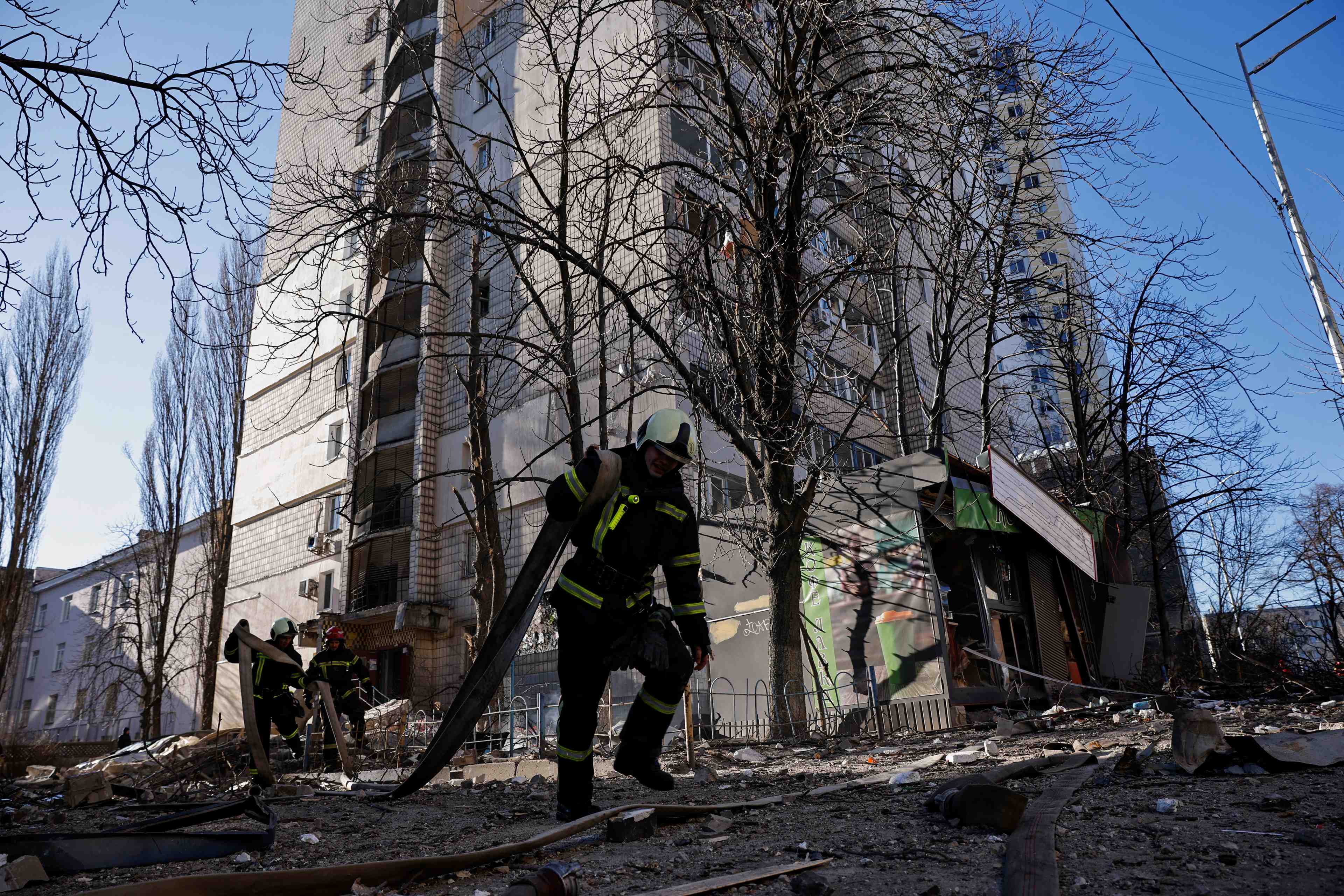 L'ukraine dit lancer des contre-offensives, la russie evoque des compromis possibles
