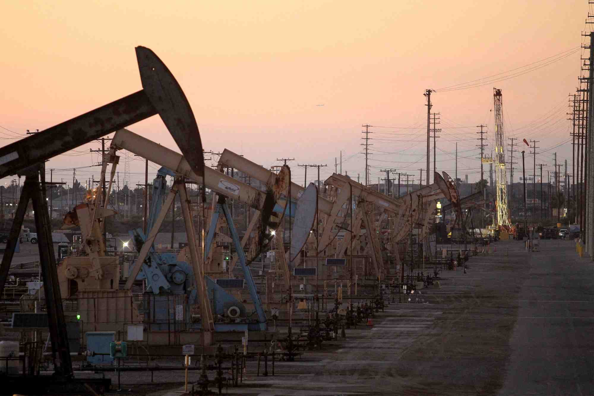 Des pumpjacks, extraient du brut de la zone des gisements de petrole de wilmington field, pres de long beach, en californie