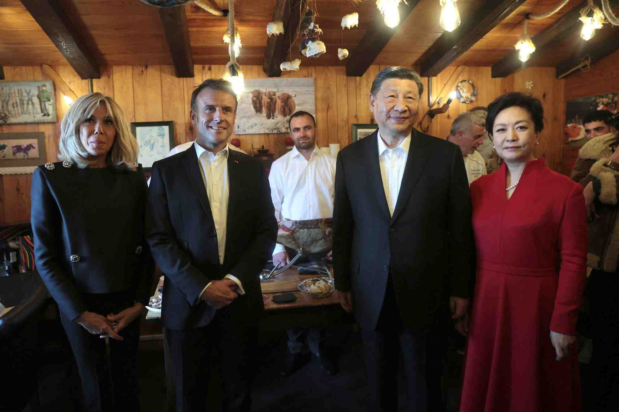 Photo du president francais, emmanuel macron, et du president chinois, xi jinping, accompagnes de leurs epouses au col du tourmalet