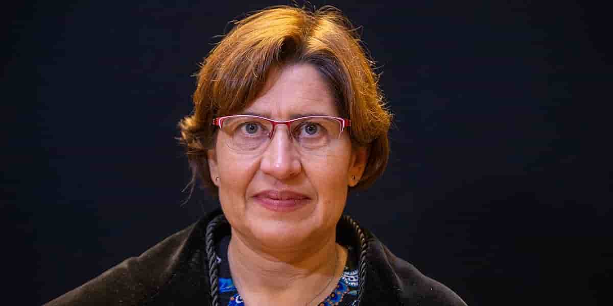 La climatologue française Valérie Masson-Delmotte pose pour le photographe avant la cérémonie des docteurs honoris causa de l'ULiège, Université de Liège, samedi 20 novembre 2021.