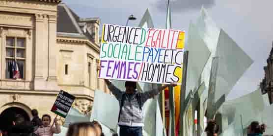 En France, le salaire des femmes est inférieur de 23% à celui des hommes.