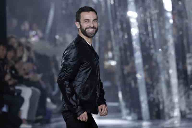 Nicolas ghesquiere renouvelle son contrat chez vuitton