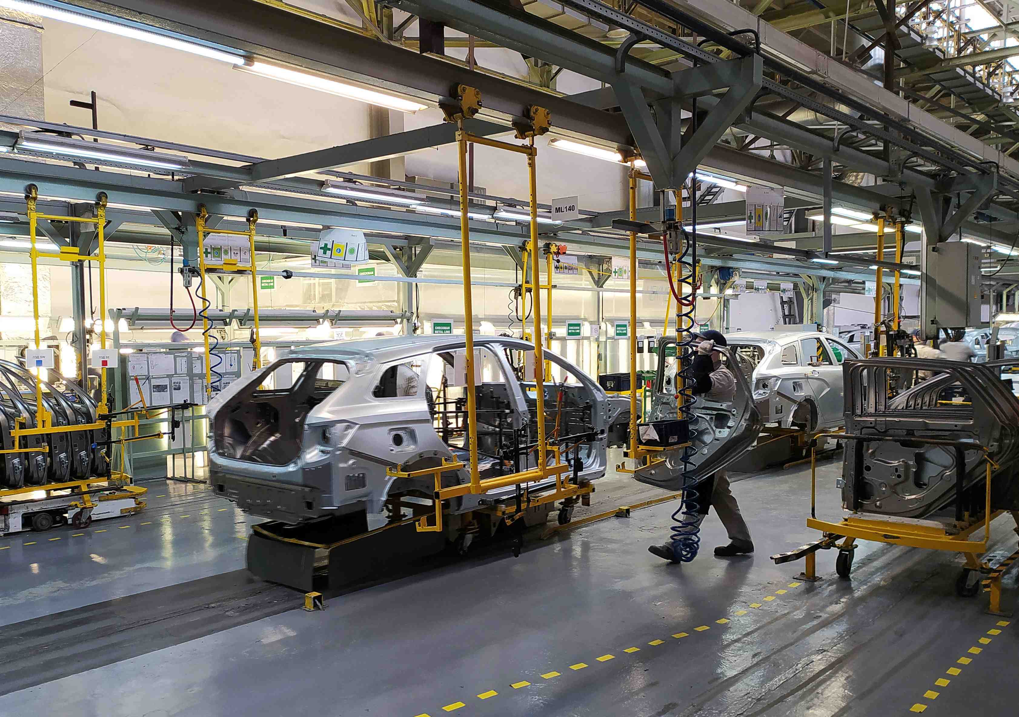 Russie: avtovaz, controle par renault, redemarre provisoirement sa production
