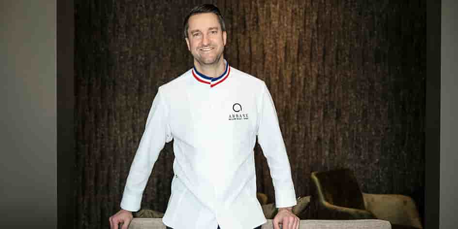 Le chef, qui est aussi meilleur ouvrier de France, dans son restaurant.