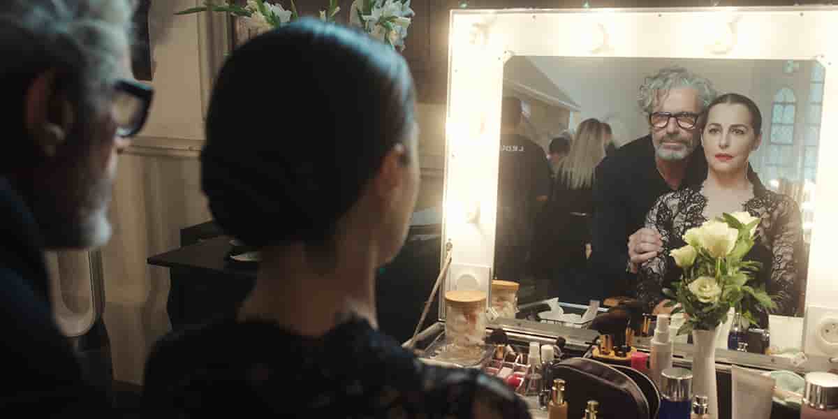 Le directeur artistique Vincent Ledu (Lambert Wilson), en total décalage avec son époque, et son ancienne mannequin fétiche, Perle Foster (Amira Casar).