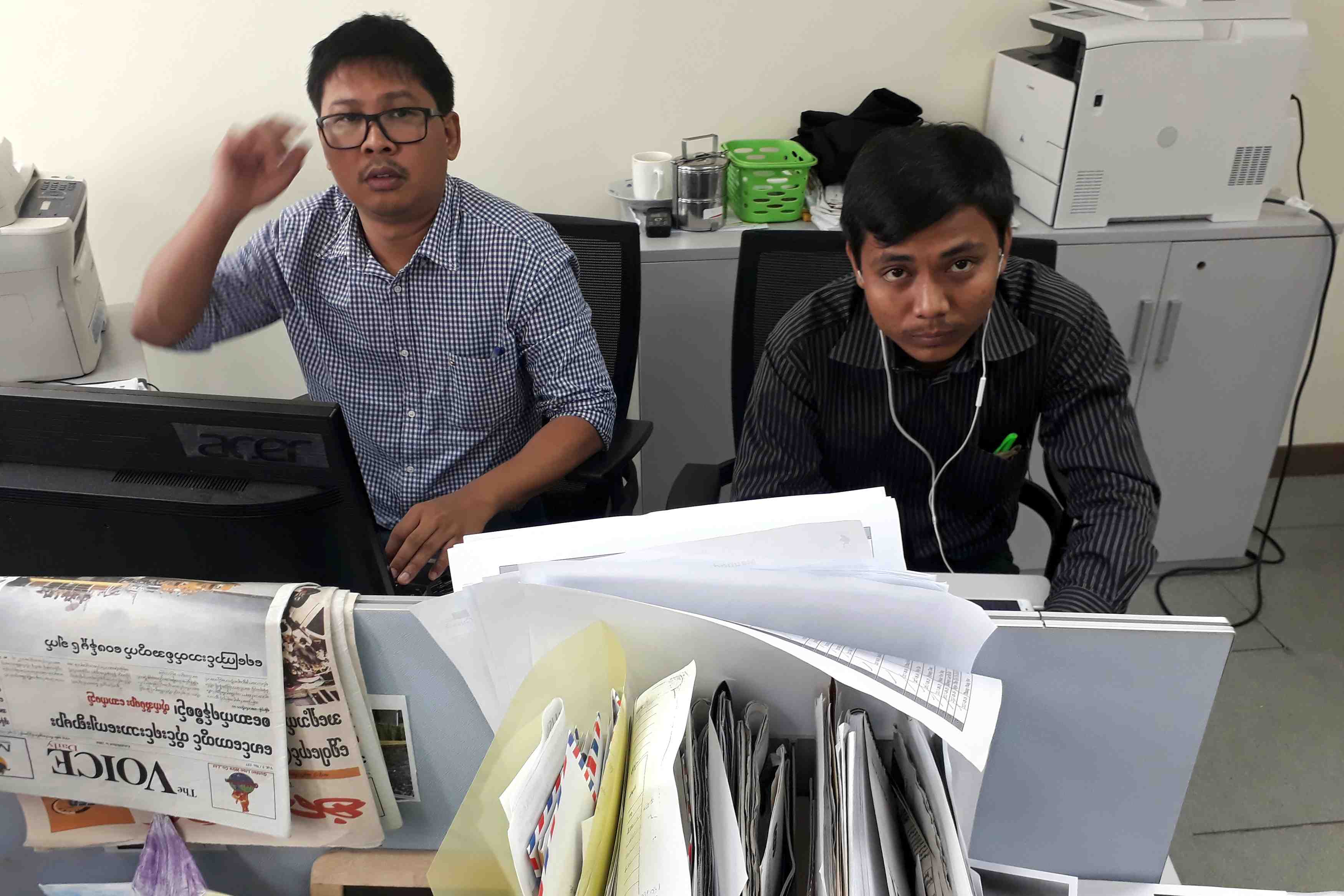 Une semaine de detention pour deux journalistes birmans de reuters
