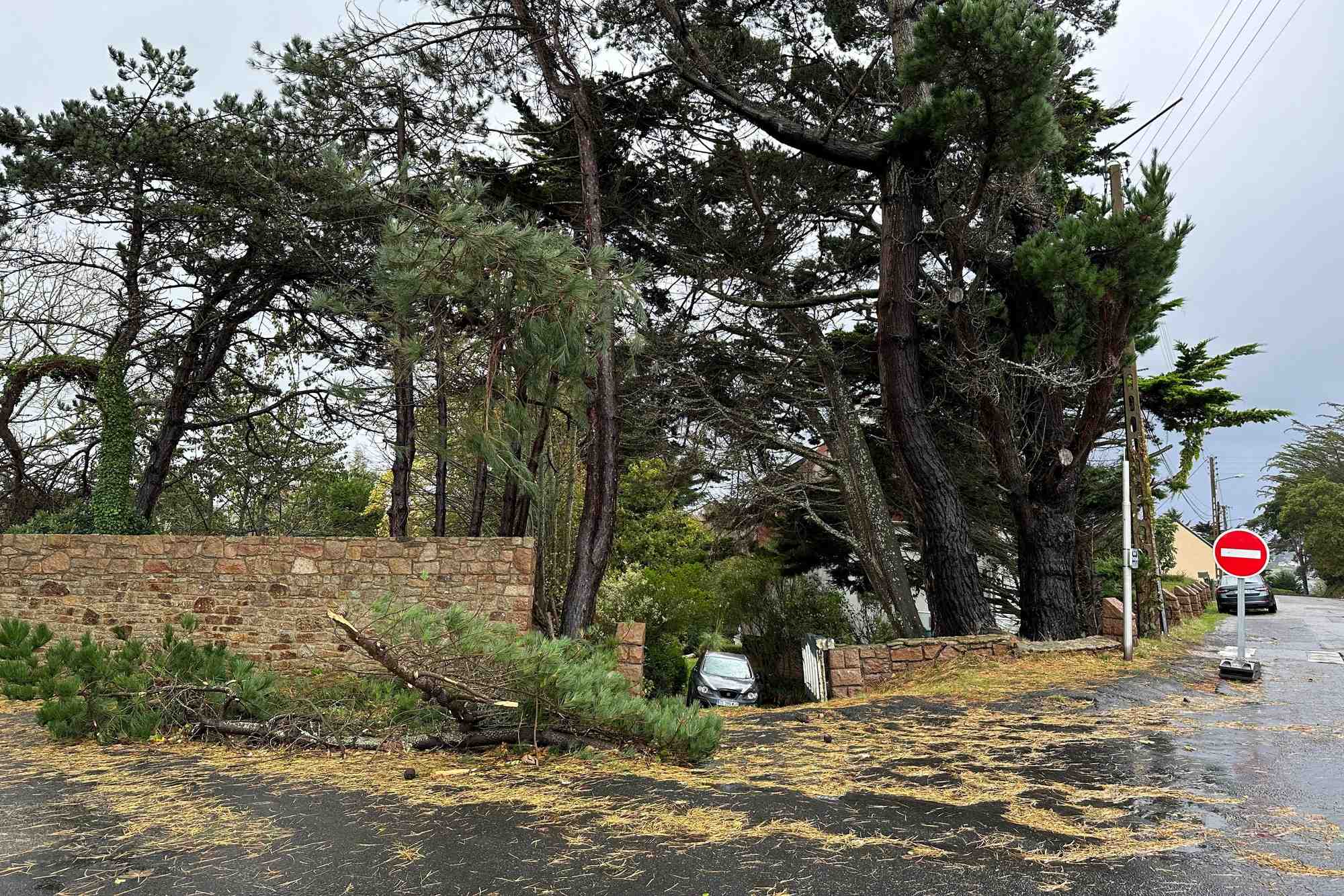 Pourtant présentée comme « moins sévère » que sa devancière par Météo-France, Domingos a sévi sur des zones déjà malmenées trois jours plus tôt par le passage de Ciaran, qui a fait au moins trois morts et 47 blessés.