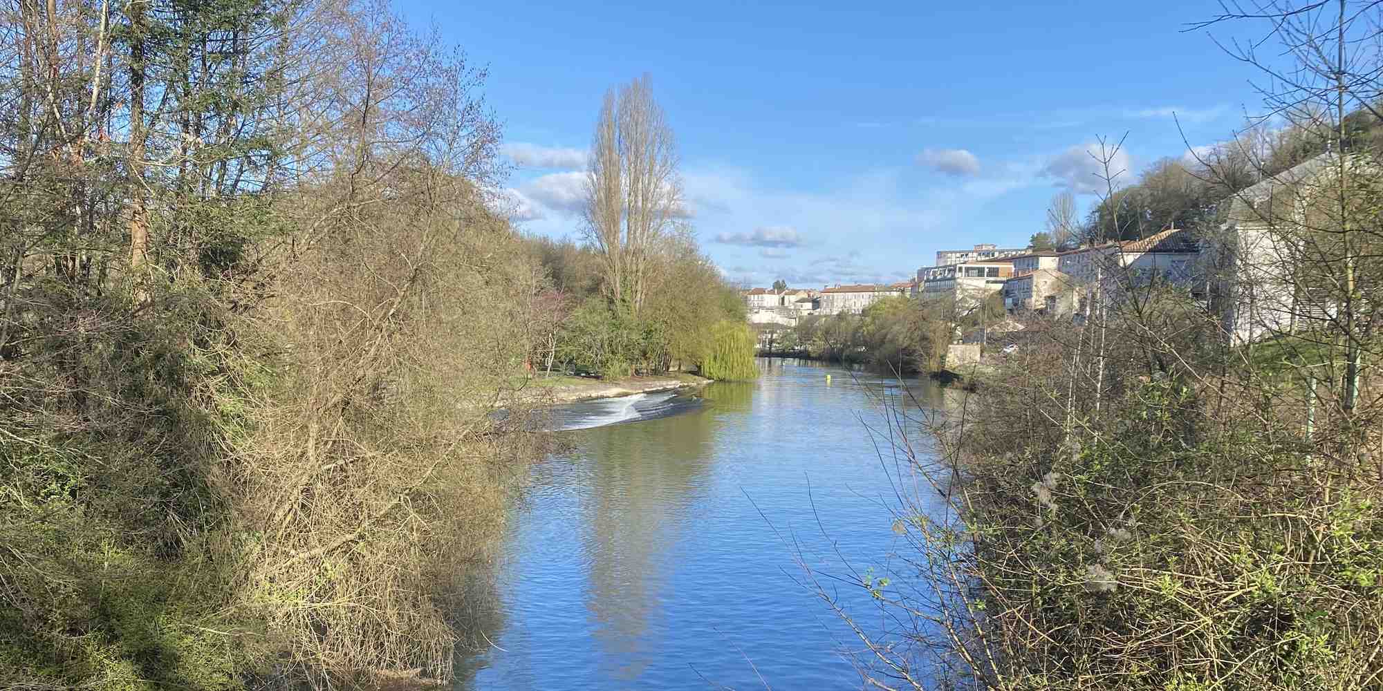 La Charente à Angoulême, où la ressource est déjà sous tension en été pour produire de l'eau potable.