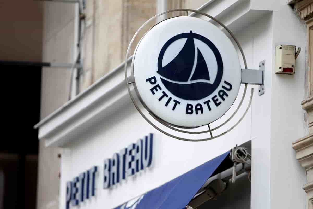 Cet été, les destinées de deux icônes françaises, Petit Bateau et Le Coq Sportif, se sont scellées différemment : l’une a trouvé un repreneur américain promettant de préserver sa production, l’autre a sombré dans la délocalisation et le redressement judiciaire.