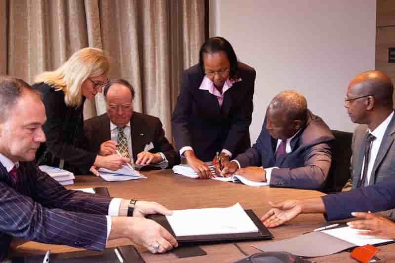 Georges Forrest (BCDC) et James Mwangi (Equity Group) clôture la transaction à Kinshasa le 11 août.