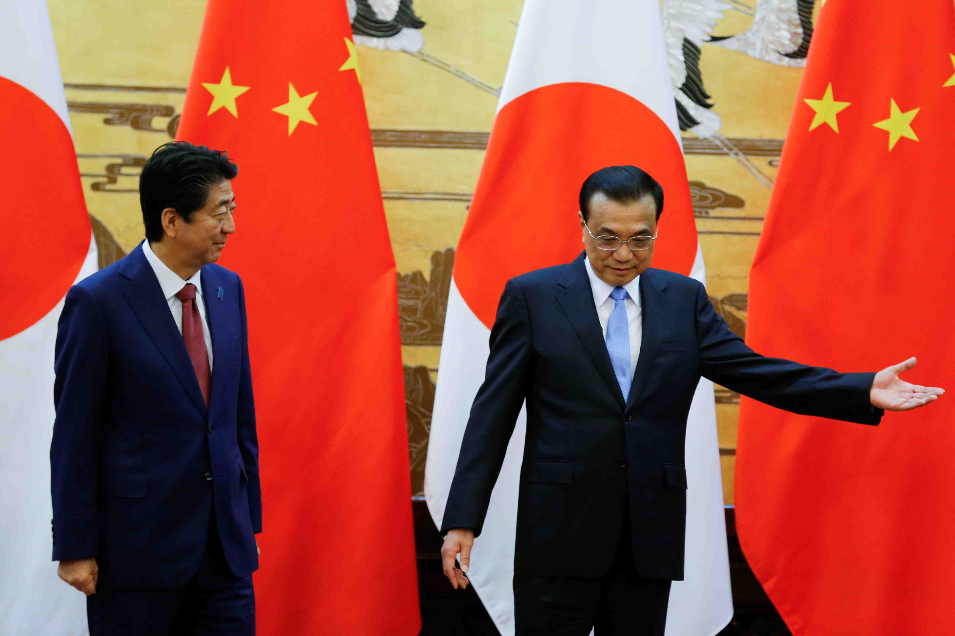 A pekin, abe salue un "tournant historique" des liens sino-japonais