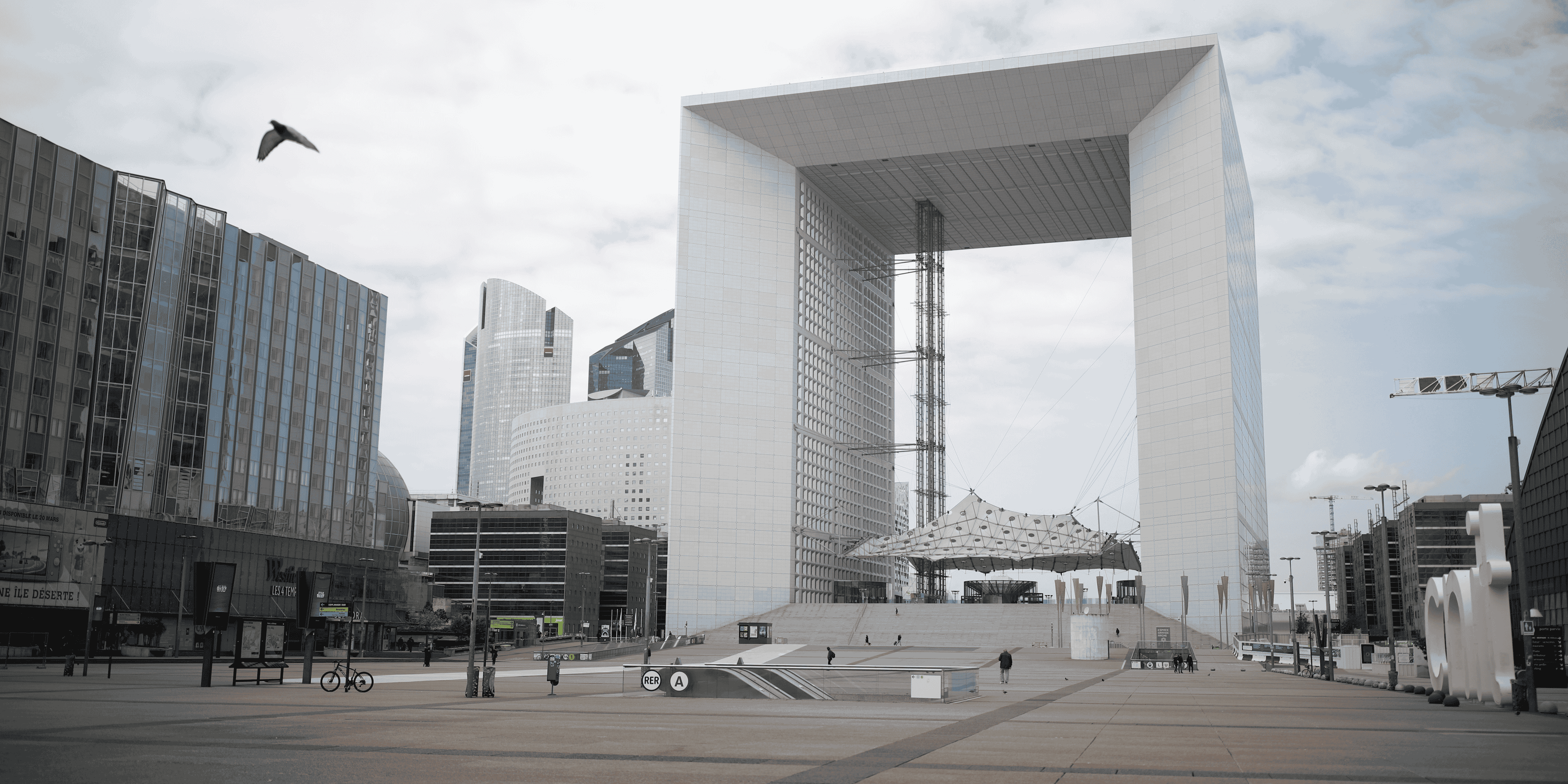 Paris-La Défense, quartier d'affaires, Puteaux, Grande Arche, confinement,