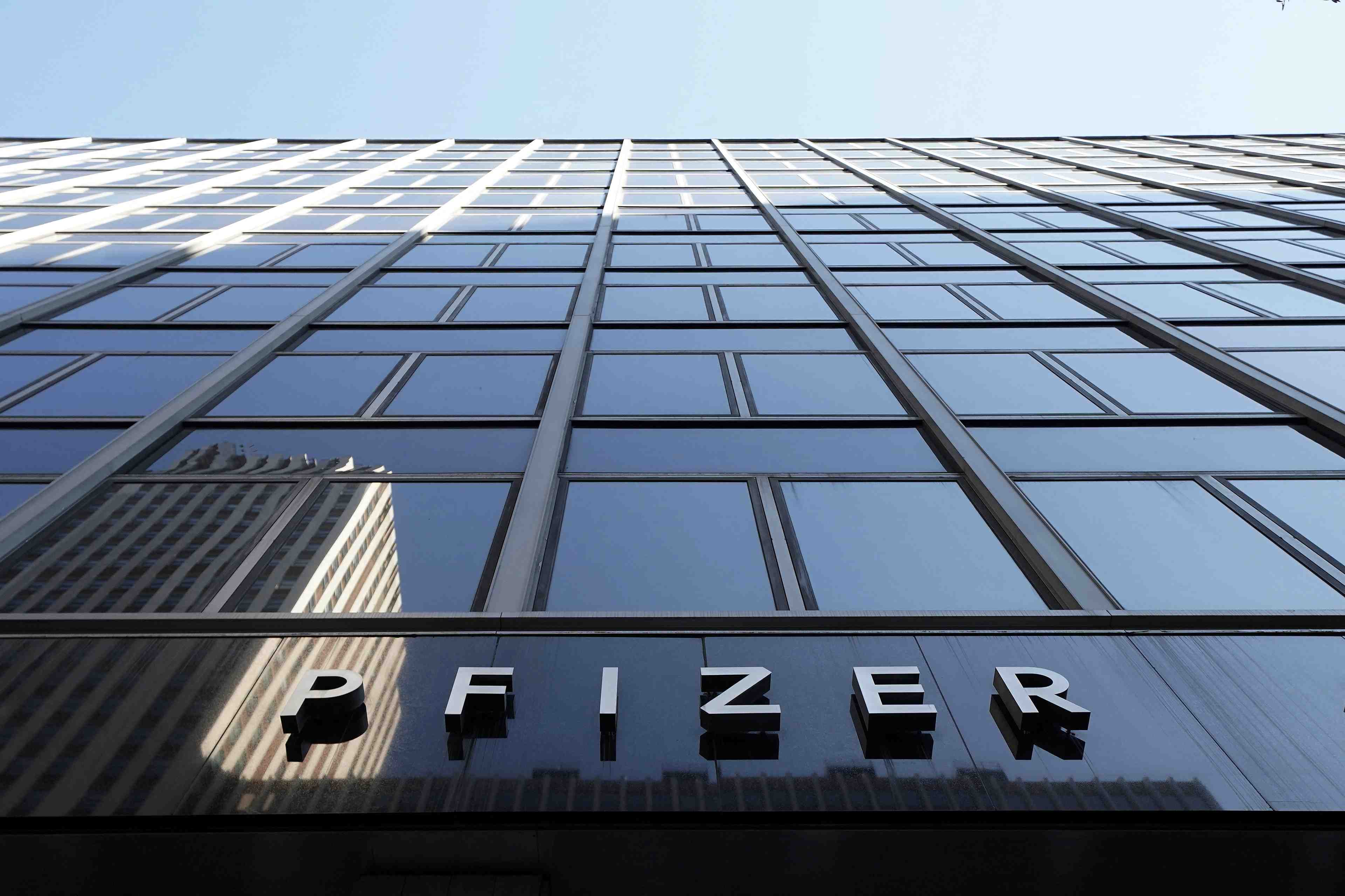 Pfizer: les previsions de ventes pour 2022 decoivent, l'action recule de 4% en avant-bourse