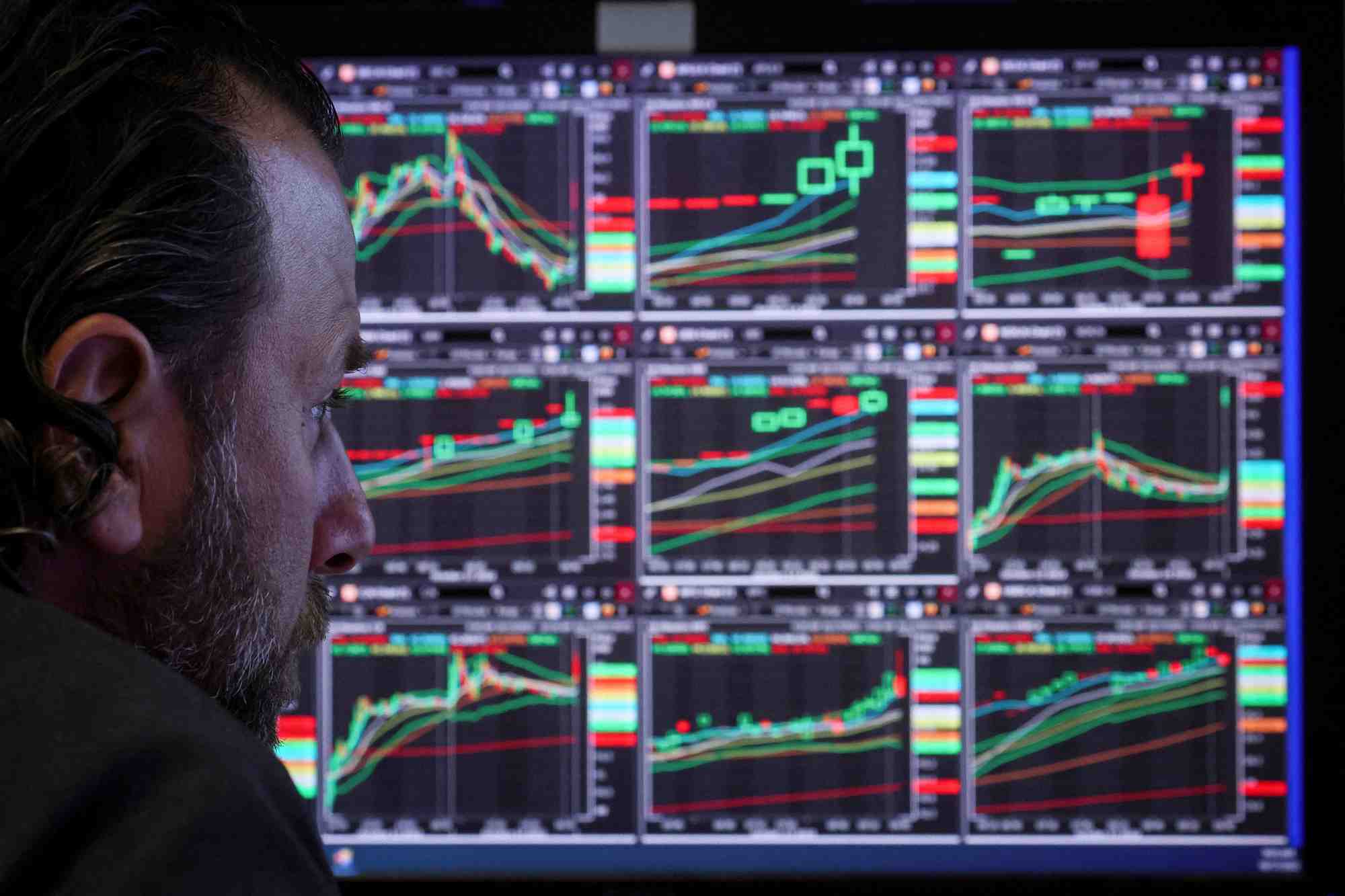 Un trader travaille a la bourse de new york (nyse), aux etats-unis