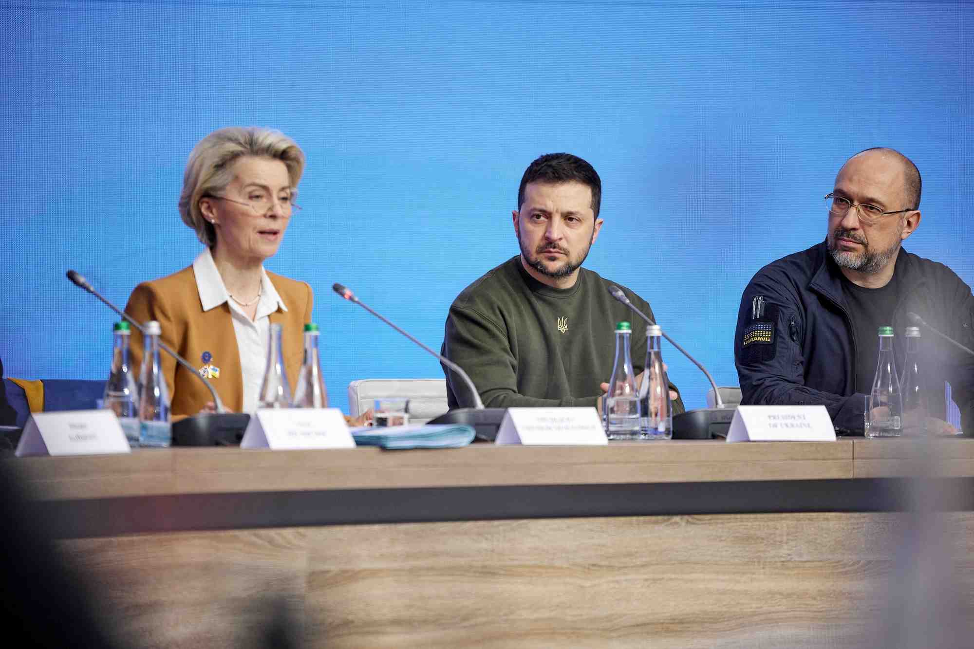 Le president ukrainien zelenskiy, le premier ministre shmyhal et le president de la commission europeenne von der leyen participent au sommet de l'ue a kiev