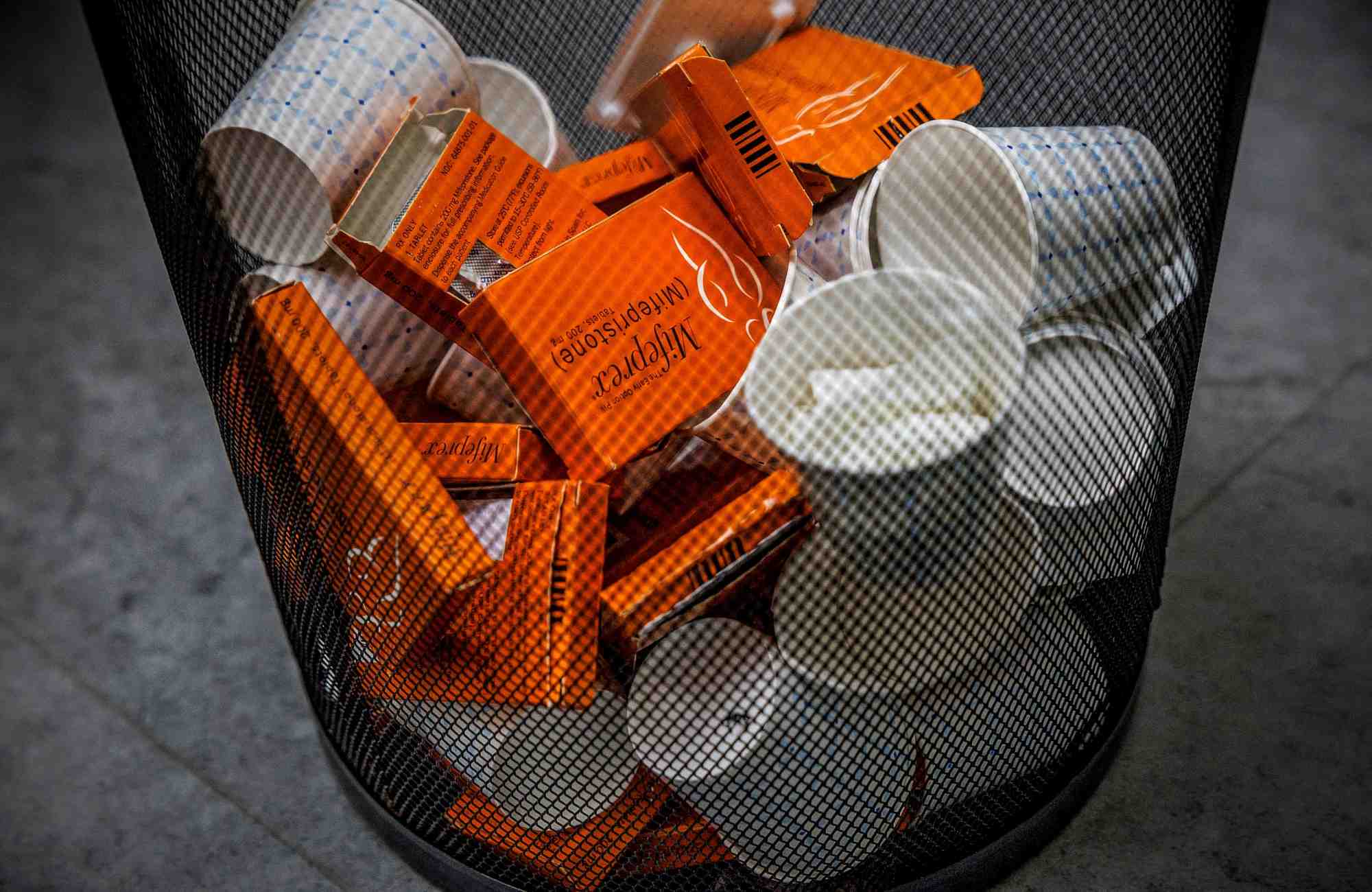 Des boites usagees de la pilule abortive mifepristone dans une poubelle a la clinique alamo women au nouveau-mexique
