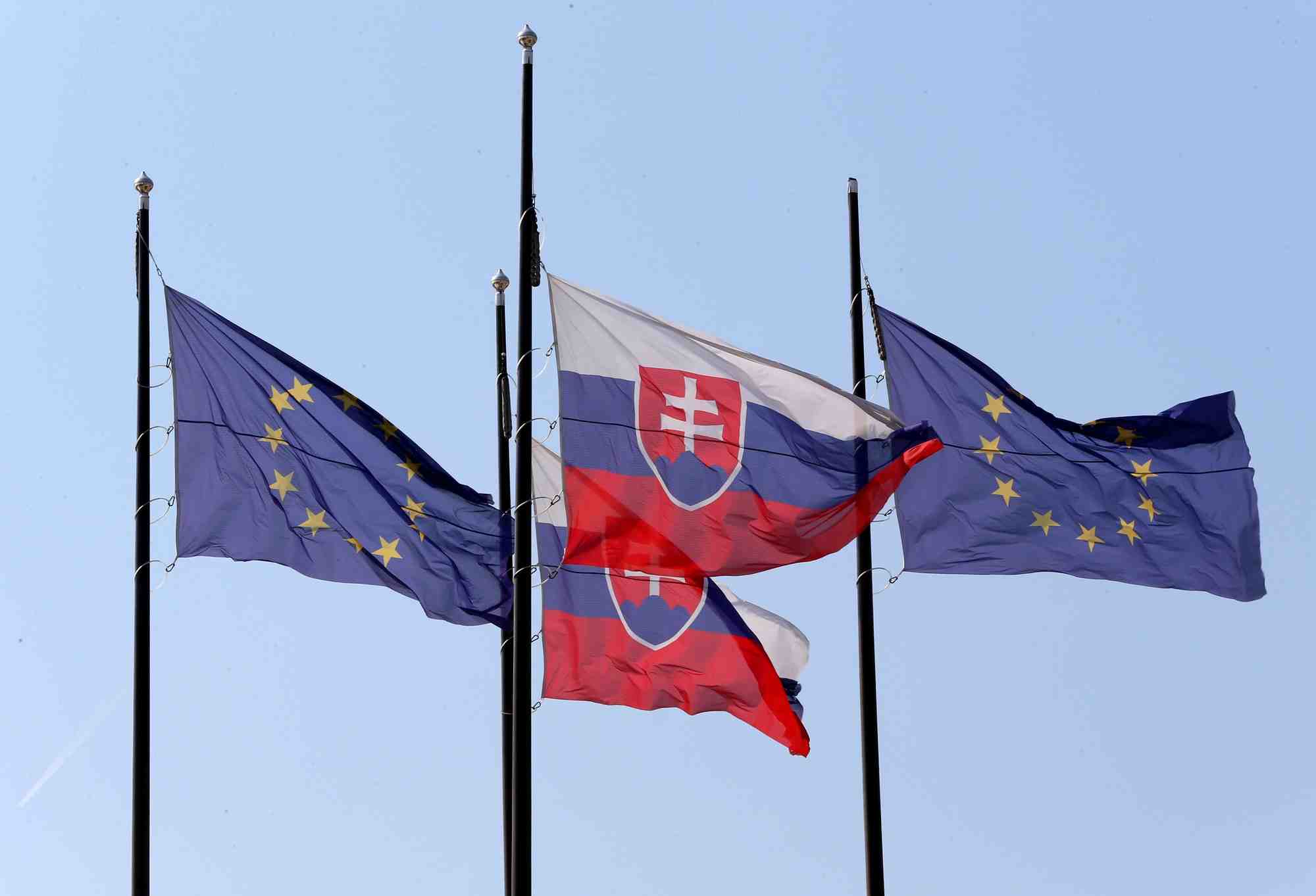 Des drapeaux de l'union europeenne et de la slovaquie