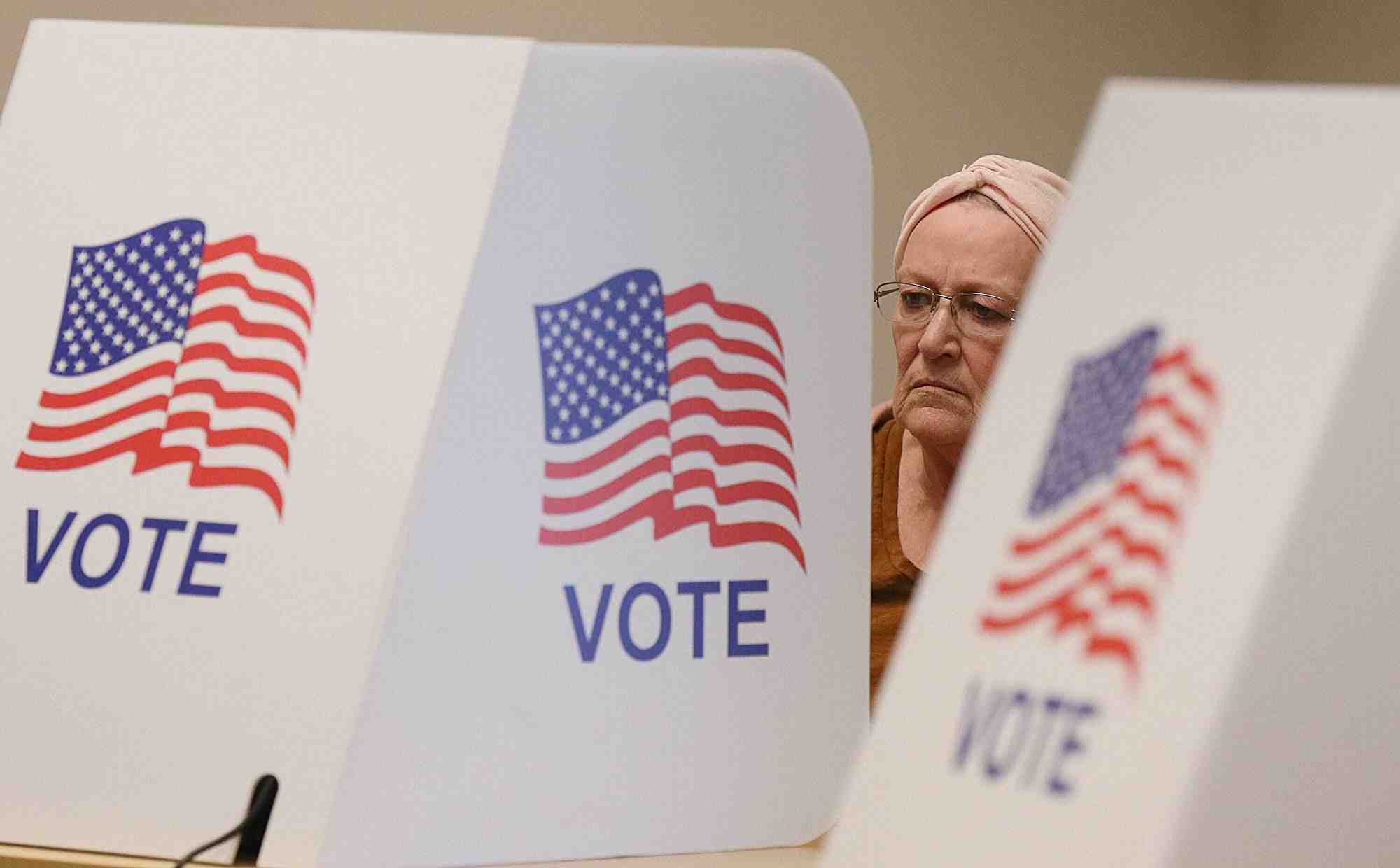 Une femme vote de manière anticipée à l'élection présidentielle américaine dans l'Iowa.