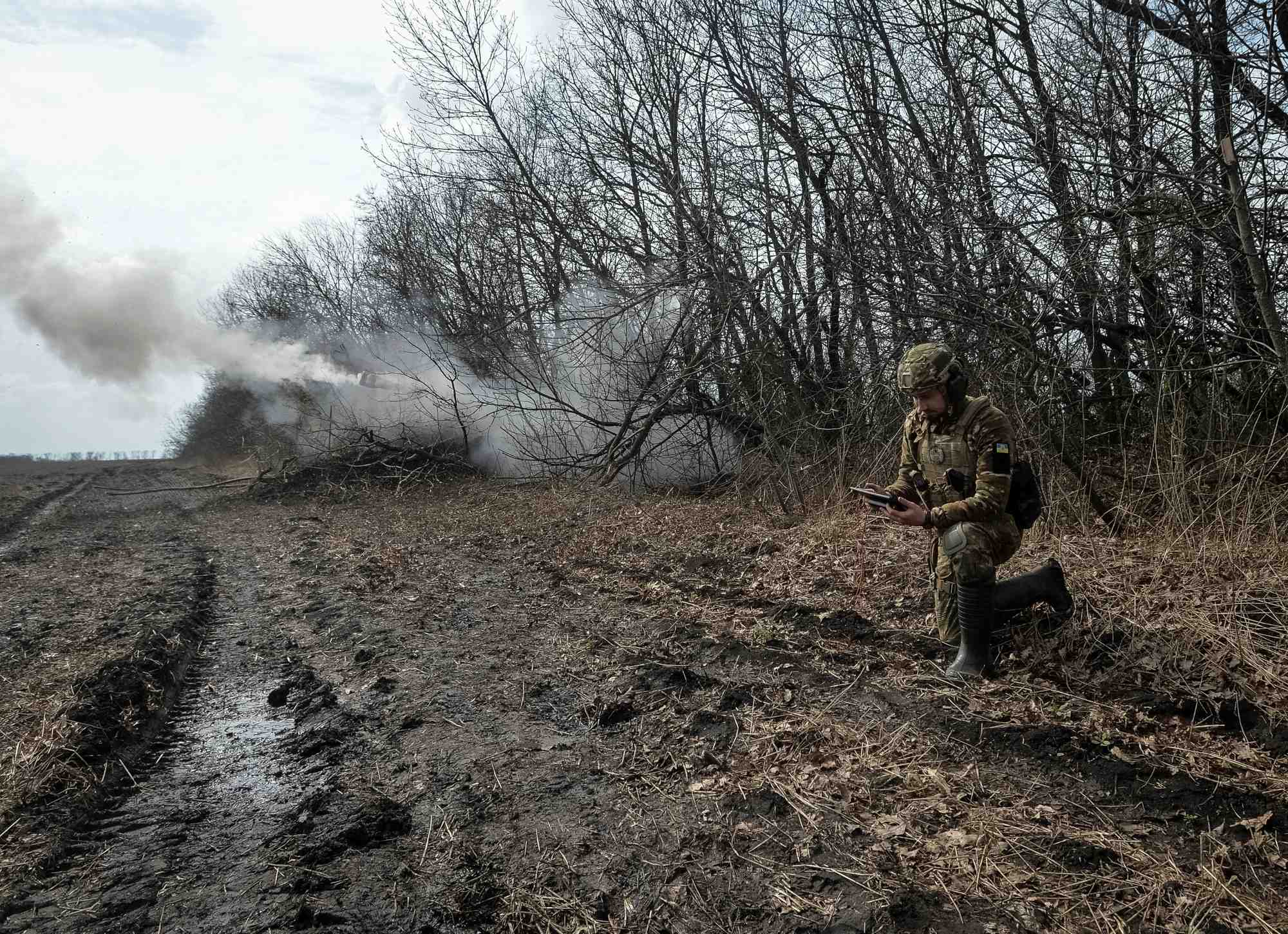 Des soldats ukrainiens tirent un obusier en direction des troupes russes pres de la ligne de front de la ville de bakhmout. /photo prise le 7 avril 2023/reuters/oleksandr klymenko