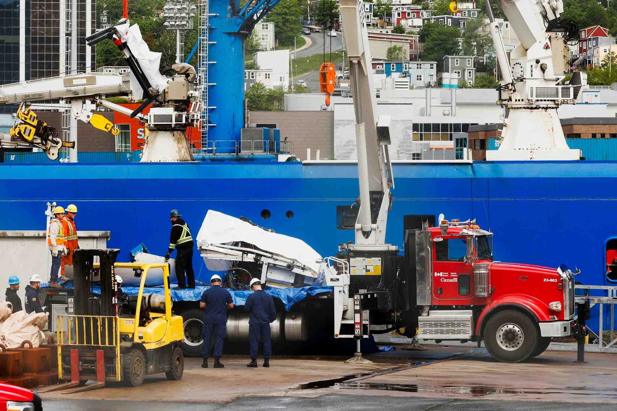 Debris du sous-marin pour touristes titan d'oceangate expeditions sont retournes, dans le port de st. john