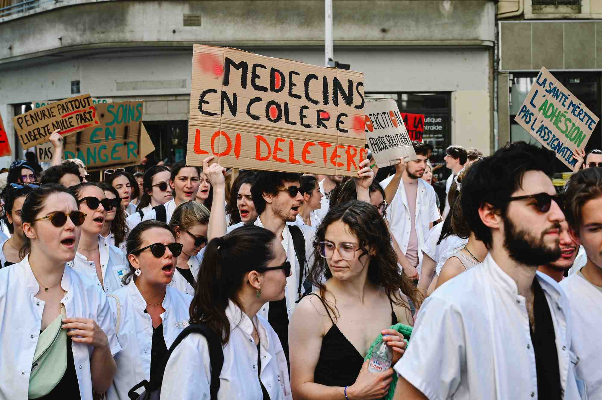 Un quart des étudiants en médecine partiraient à l'étranger et 7 % d'entre eux arrêteraient leurs études si la loi Garot passait.