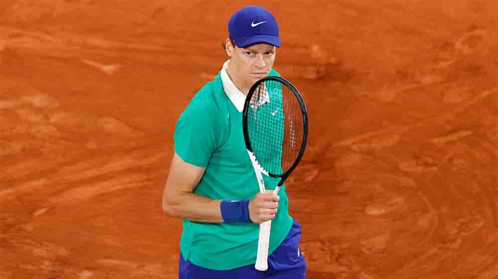 Jannik Sinner lors de sa demi-finale contre le Serbe Novak Djokovic, à Roland Garros, le 6 juin 2025.