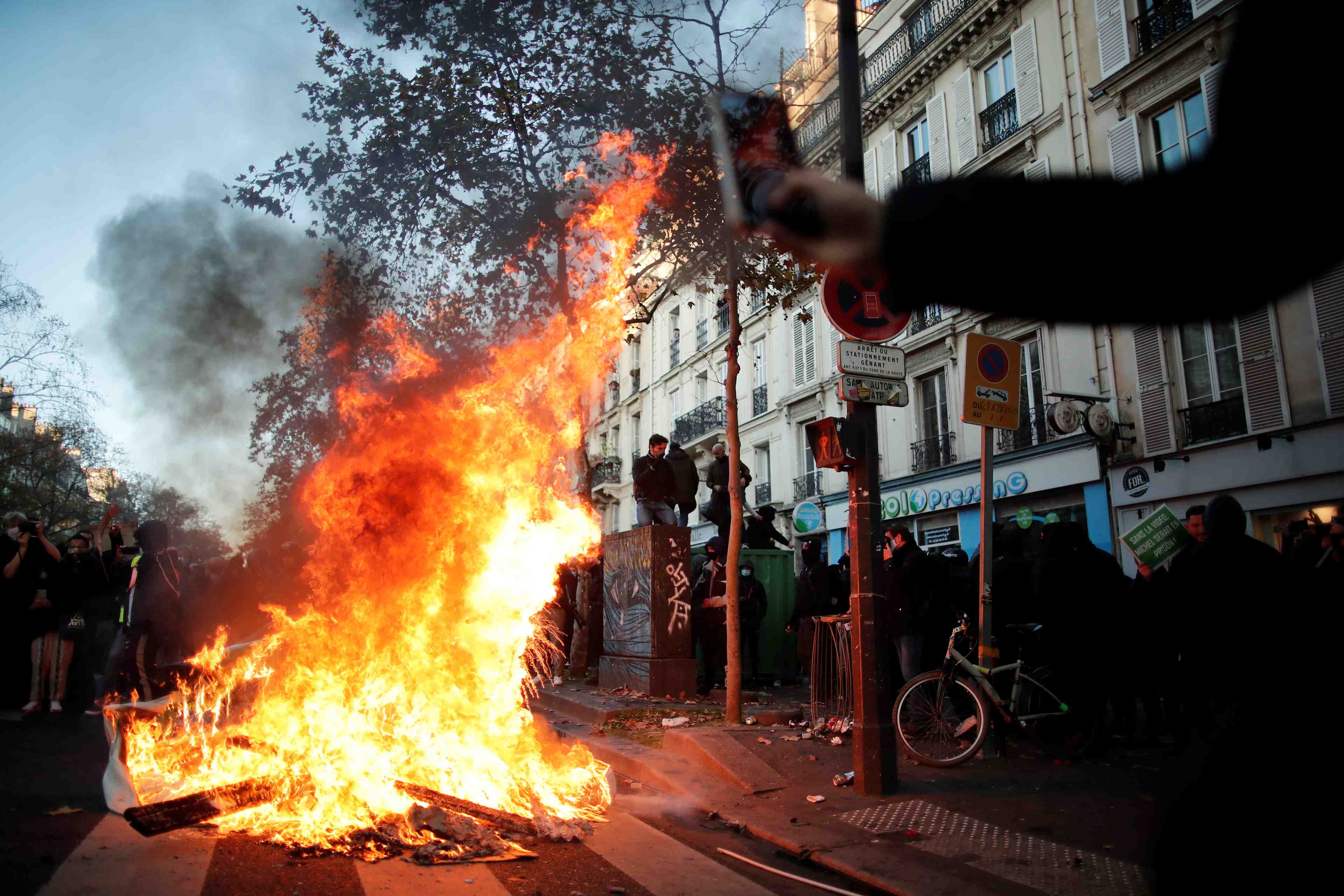 Paris/manifestation: la police tire des gaz lacrymogenes