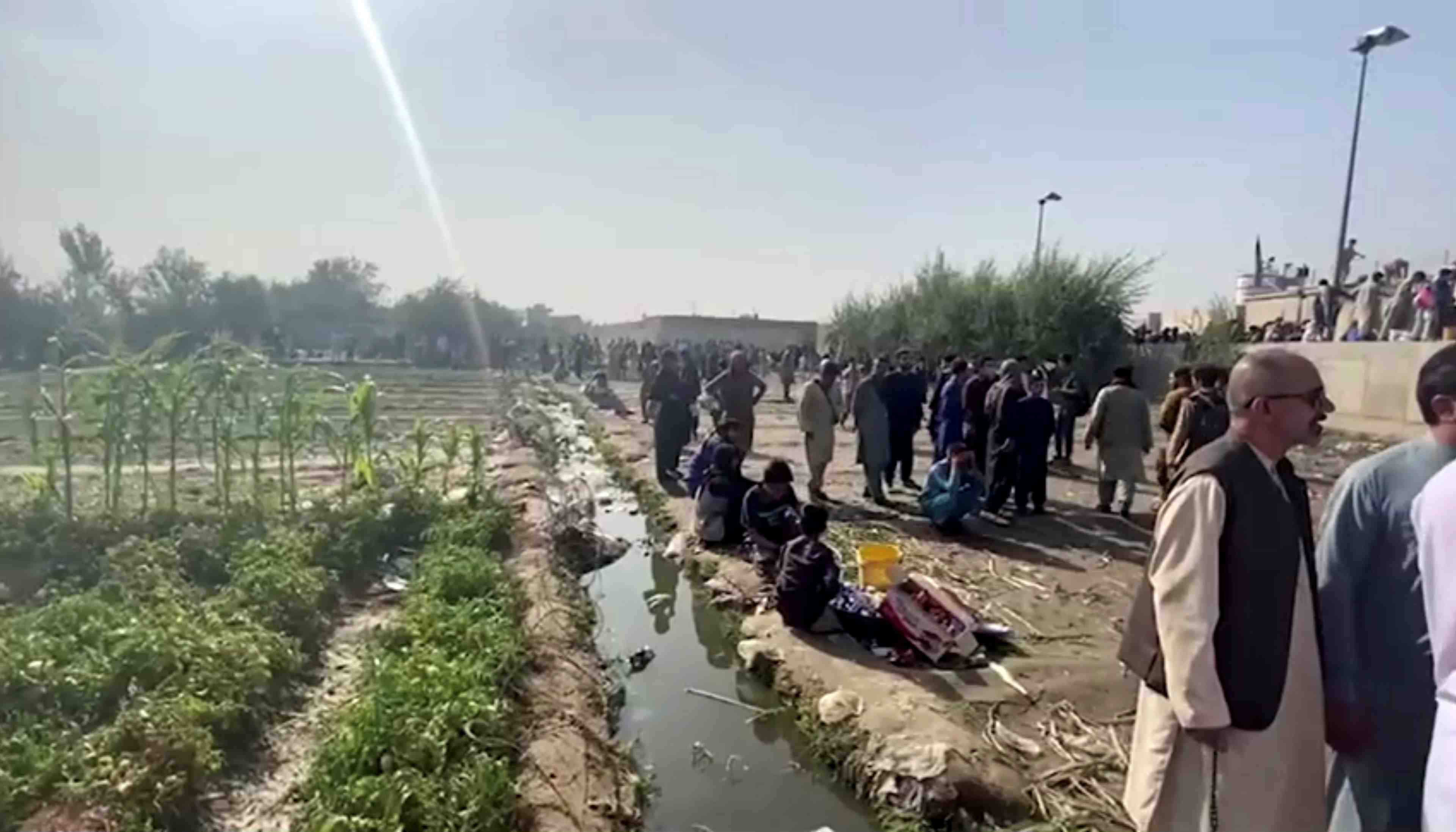 Tirs d'avertissement a l'aeroport de kaboul, manifestation pro-afghane a paris