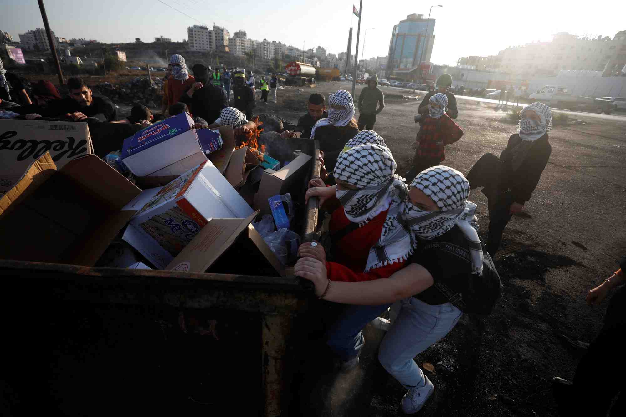 Affrontements entre palestiniens et forces israeliennes lors d'une manifestation pres de ramallah