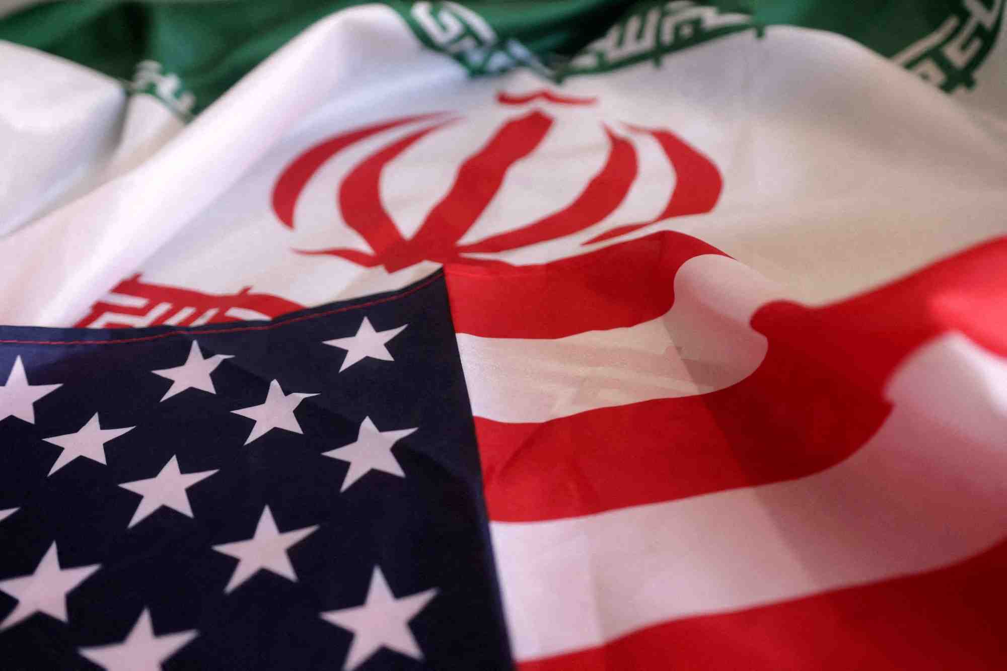 Photo d'illustration montrant les drapeaux americain et iranien