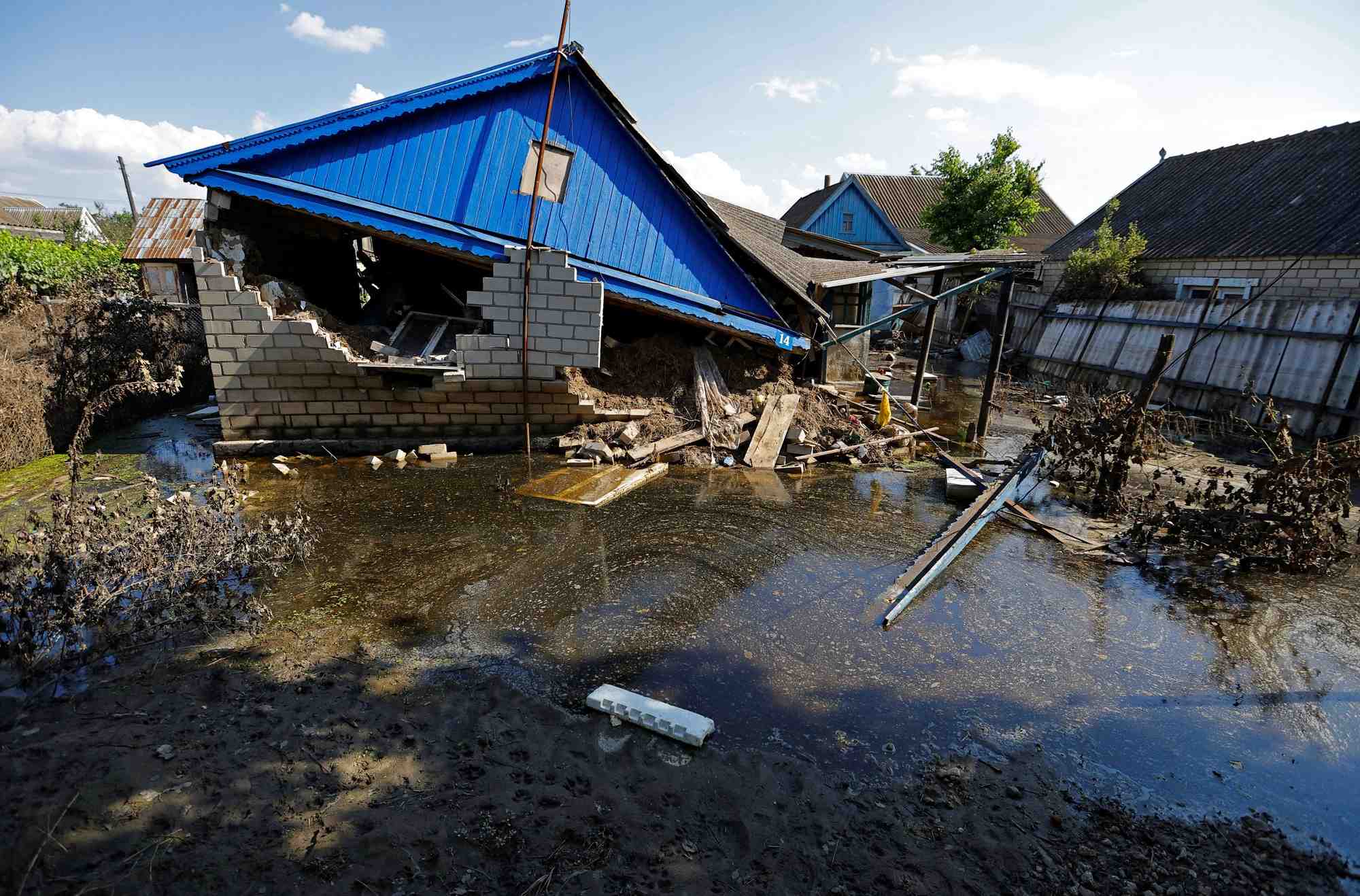 Une maison detruite apres le retrait des eaux suite a la rupture du barrage de kakhovka