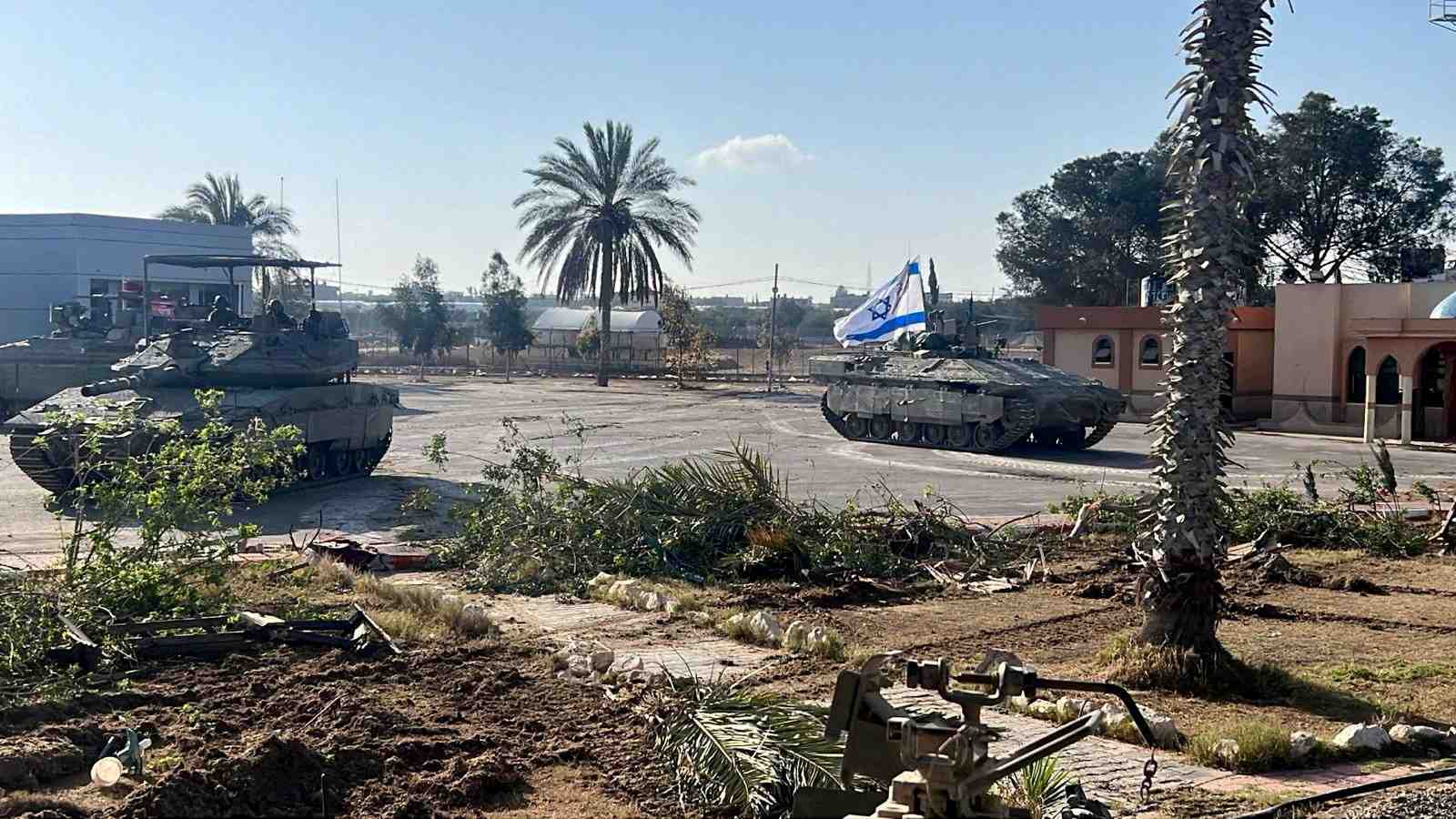 Photo d'archives: des vehicules militaires israeliens operent du cote gazaoui du passage de rafah