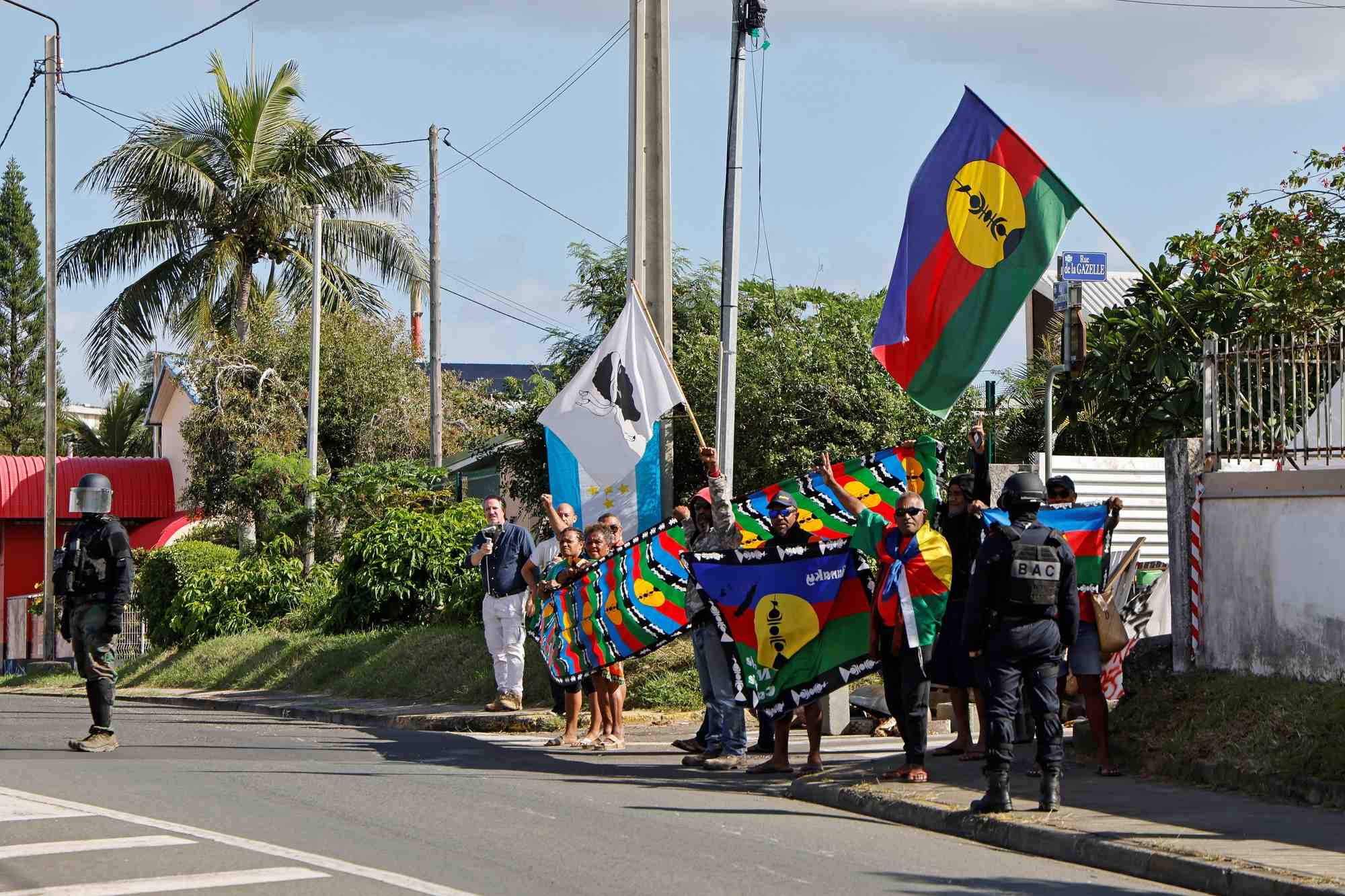 Des manifestants lors de la visite d'emmanuel macron a noumea