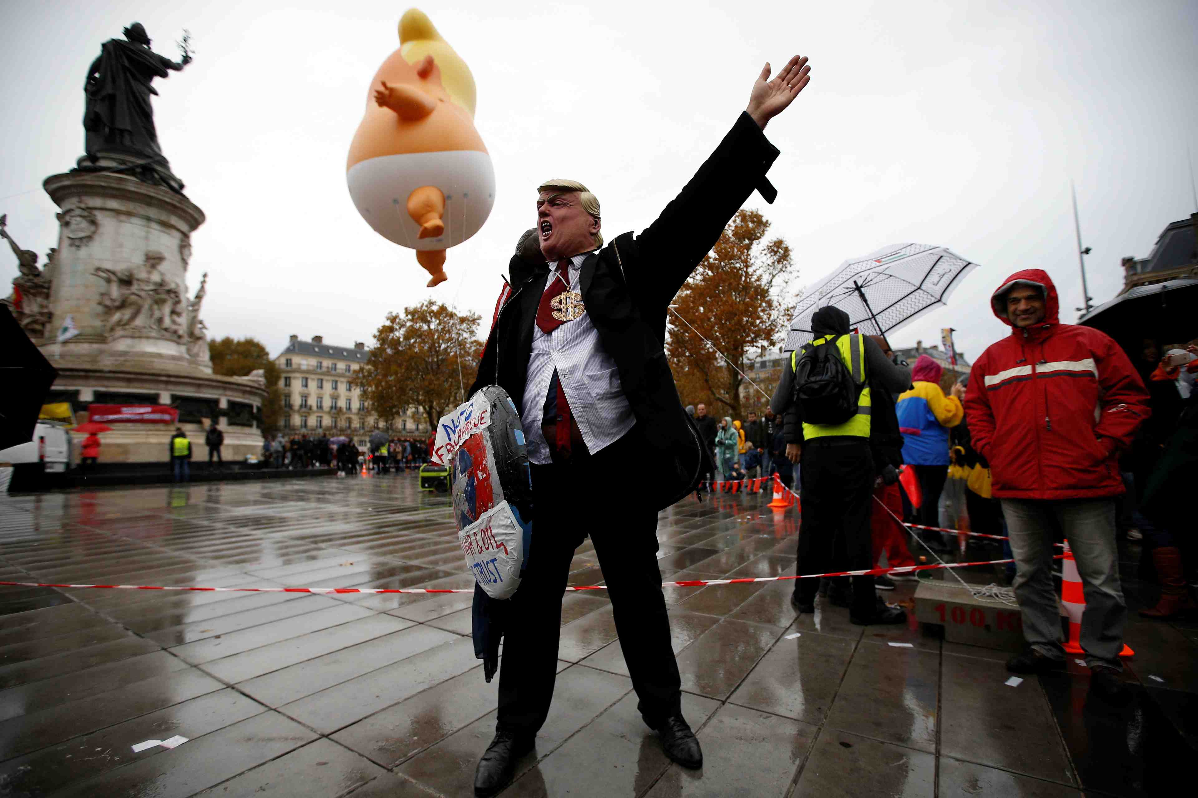 Manifestation "anti-trump" place de la republique a paris