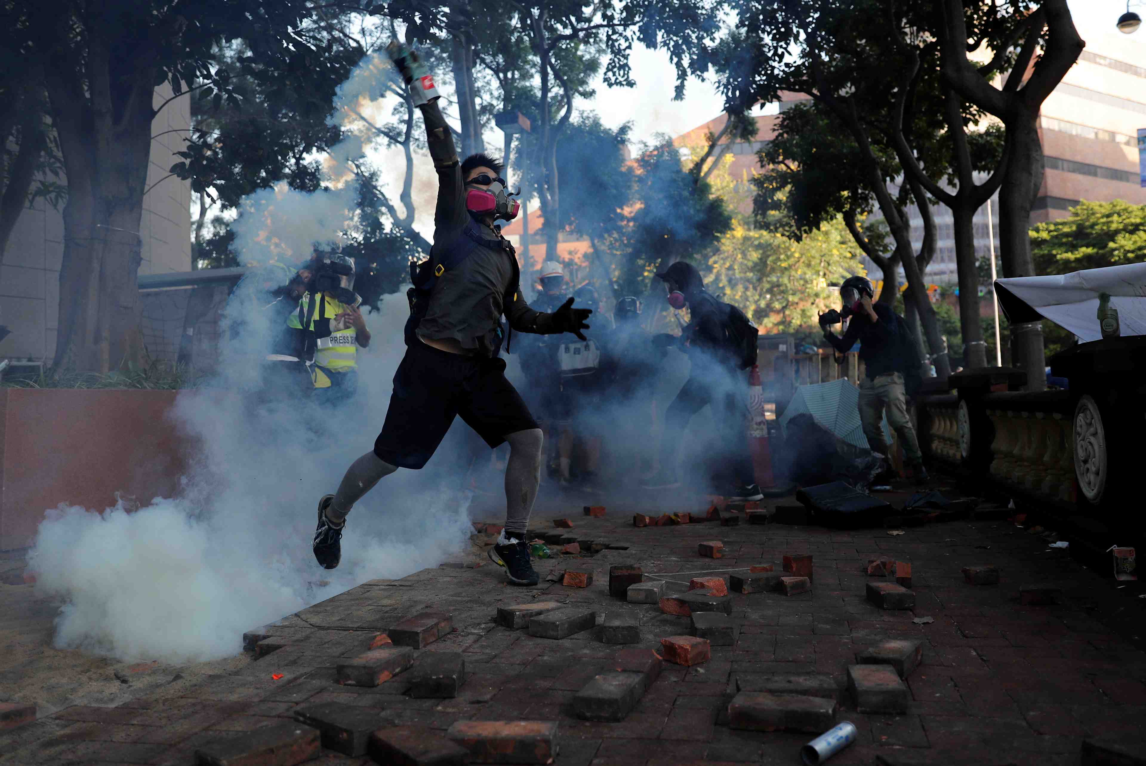 La police de hong kong assiege un campus universitaire