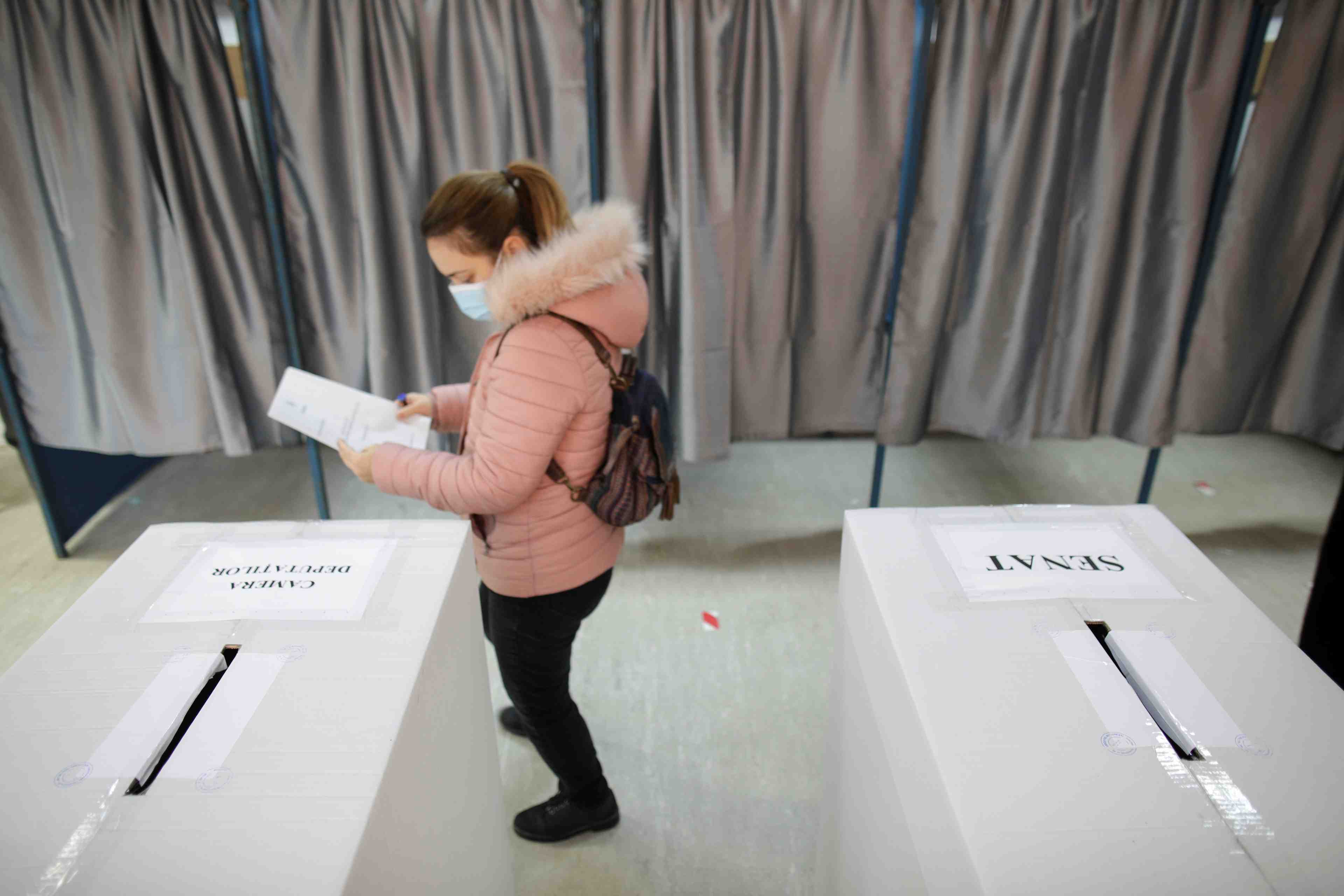 Liberaux et sociaux-democrates au coude-a-coude aux legislatives roumaines