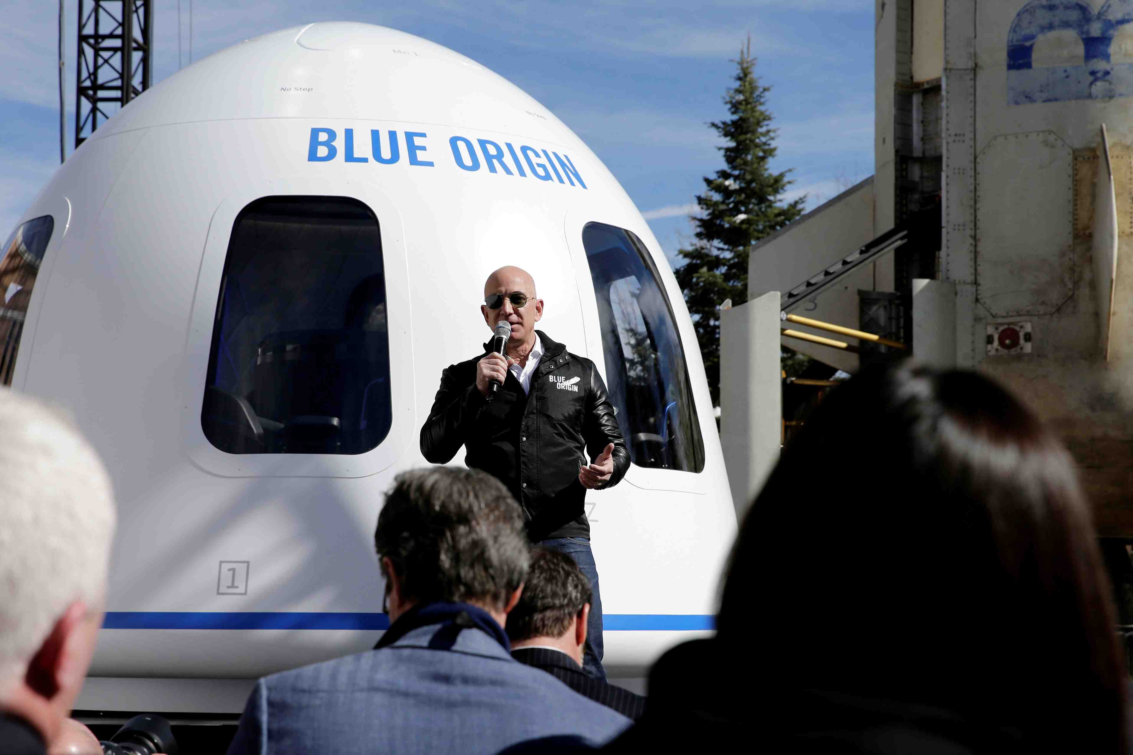 Jeff bezos s'apprete a voler a son tour dans l'espace a bord du new shepard