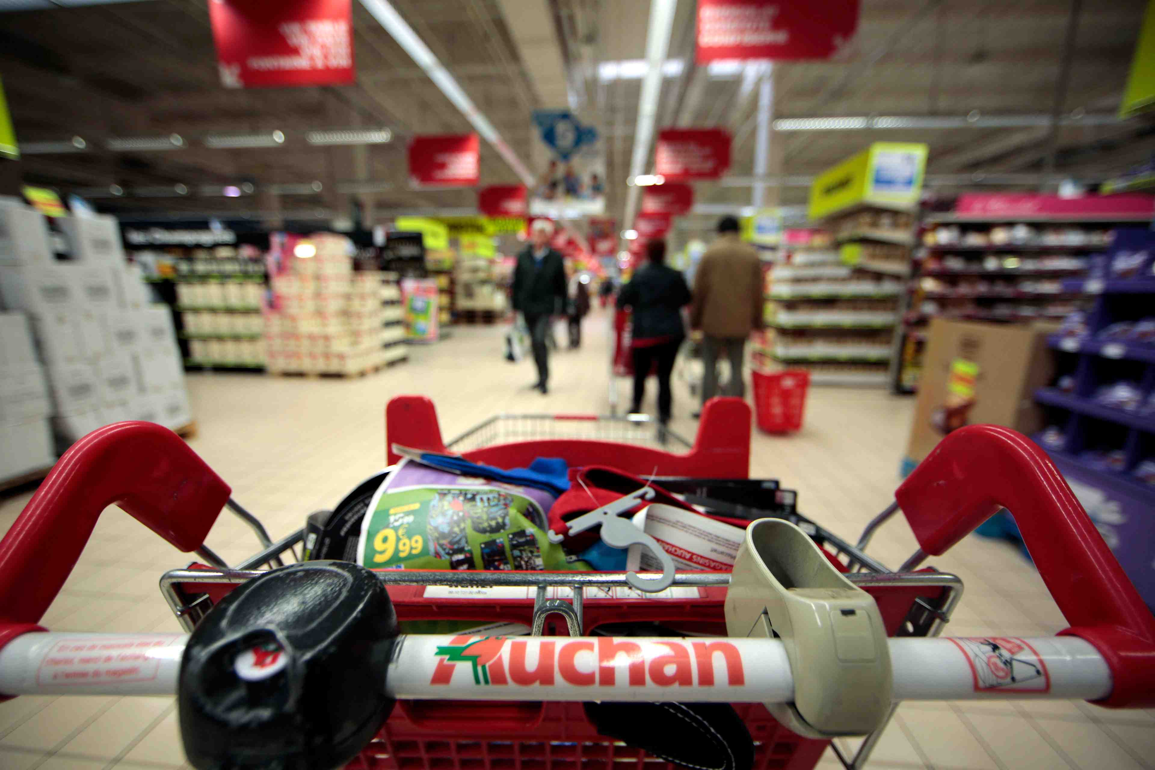 Auchan reflechit a une nouvelle offre sur carrefour, selon bloomberg