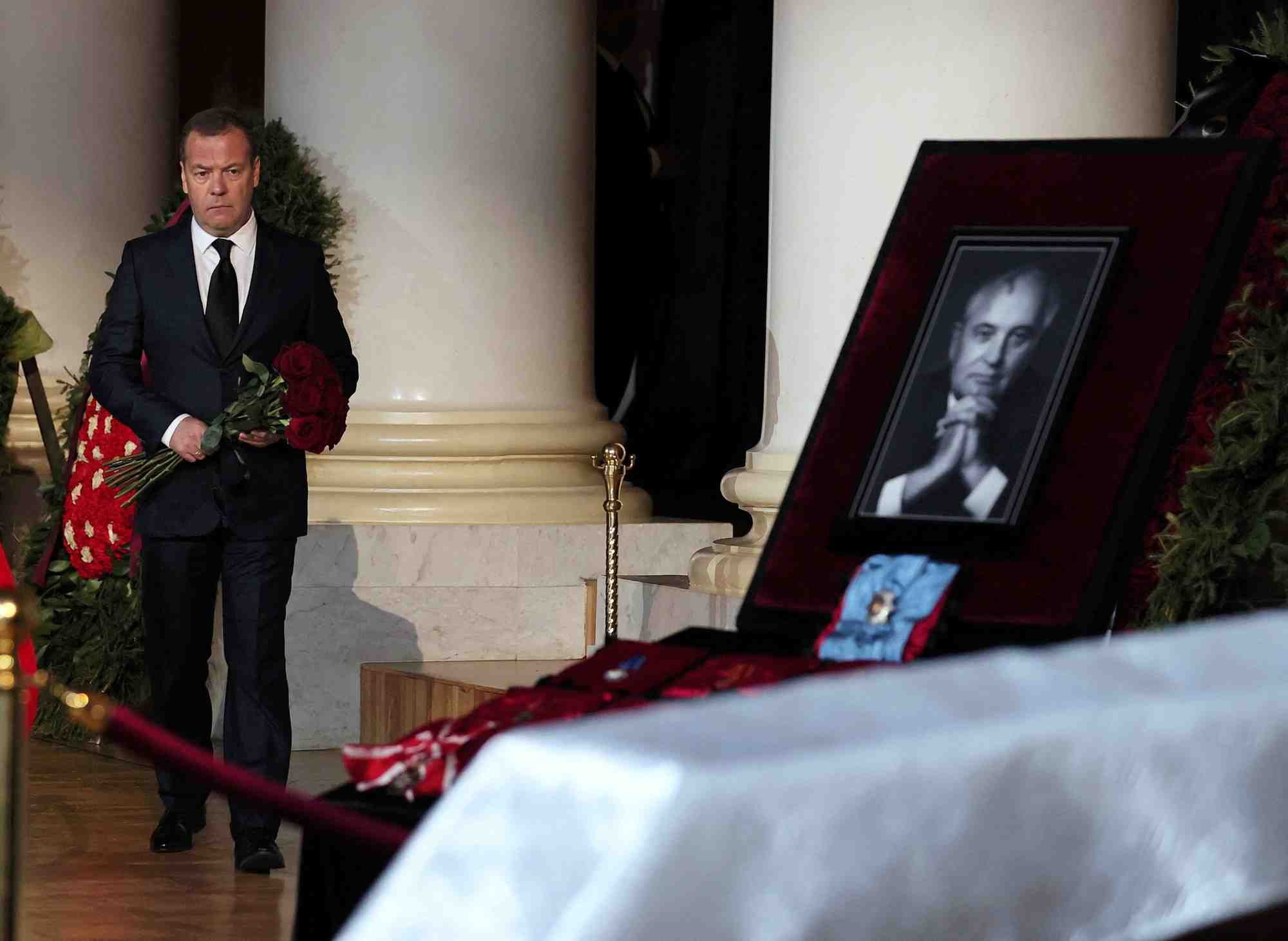 Les russes rendent hommage a gorbatchev, sans poutine